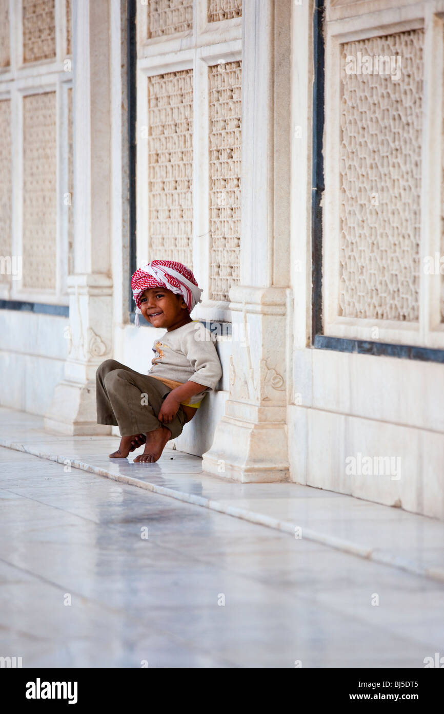 Indischer Junge trägt ein Keffiyeh neben dem Schrein in der Freitags-Moschee in Fatehpur Sikri Indien Stockfoto