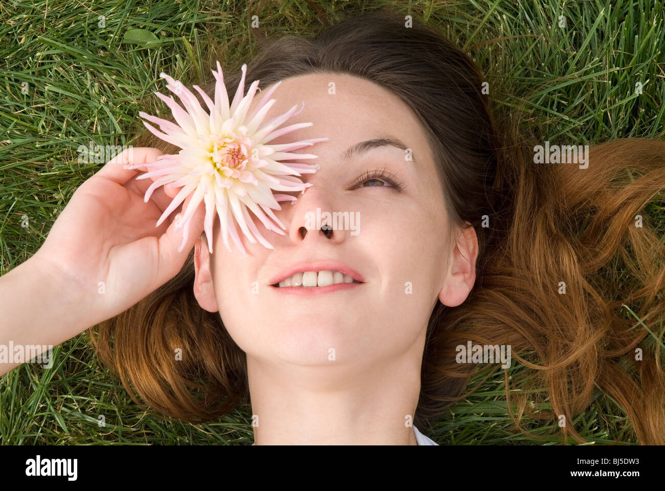 Frau, Lächeln, grass, hinlegen, Blume, Dahlie, blassrosa, Glücklichsein, Flucht Stockfoto