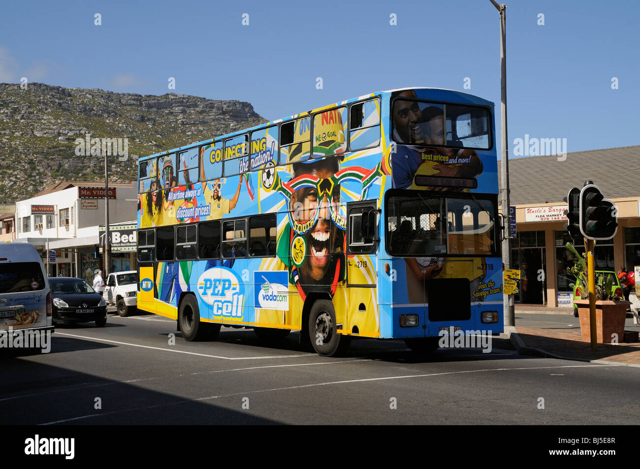 Doppeldecker-Bus auf der Hauptstraße in Fish Hoek South African Badeort in der Nähe von Kapstadt Stockfoto