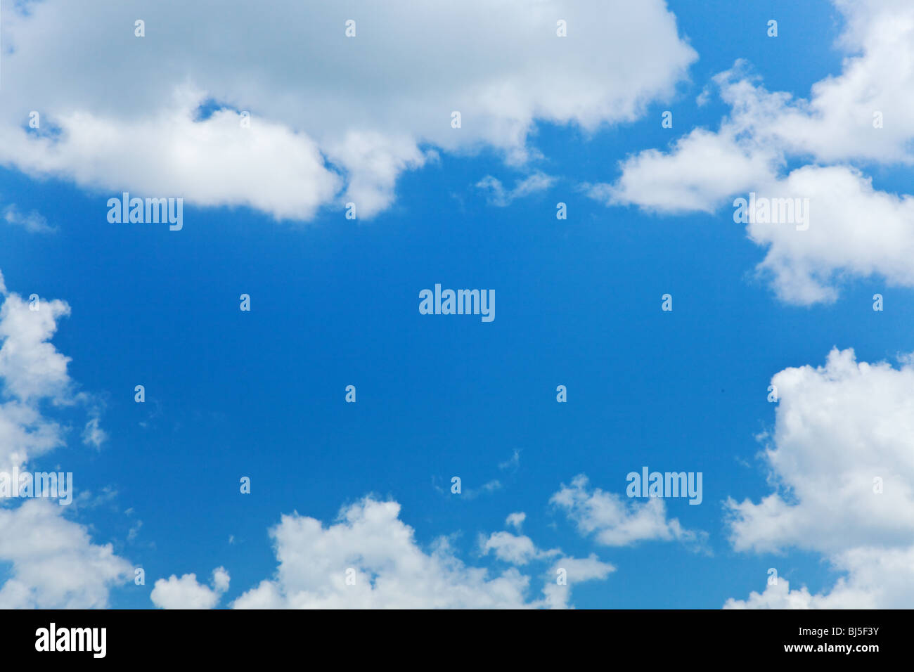 blauer Himmel mit flauschigen weißen Wolken an einem sonnigen Tag Stockfoto