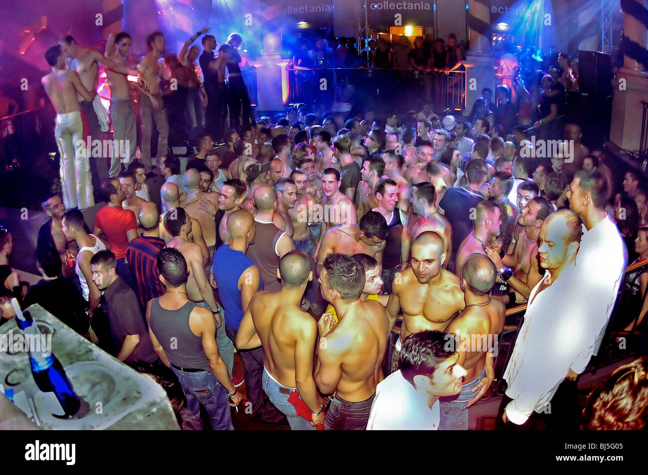 PARIS, Frankreich - High Angle, große Menschenmenge, die im Gay Nightclub  „Queen“ am Silvesterabend feiern Stockfotografie - Alamy