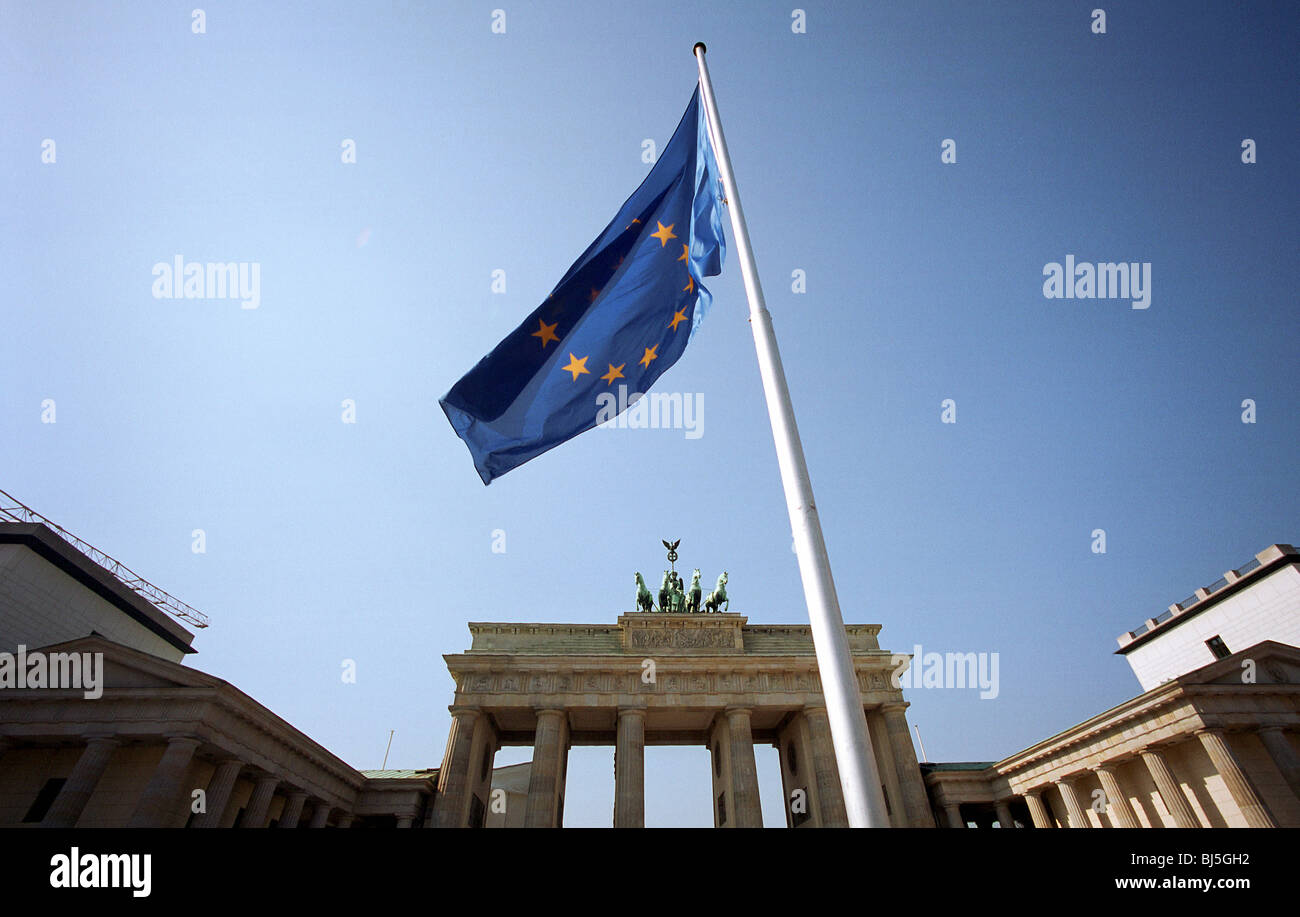 EU-Flagge vor dem Brandenburger Tor, Berlin, Deutschland Stockfoto