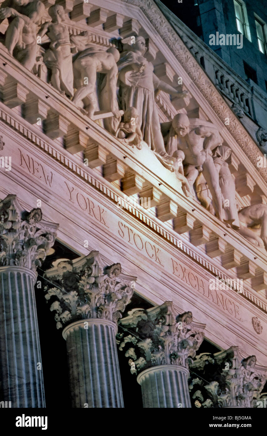 New York, NY, USA, New York Stock Exchange, Nahaufnahme, Schild, Fassade, Nacht, Metaphern des Geschäfts Stockfoto