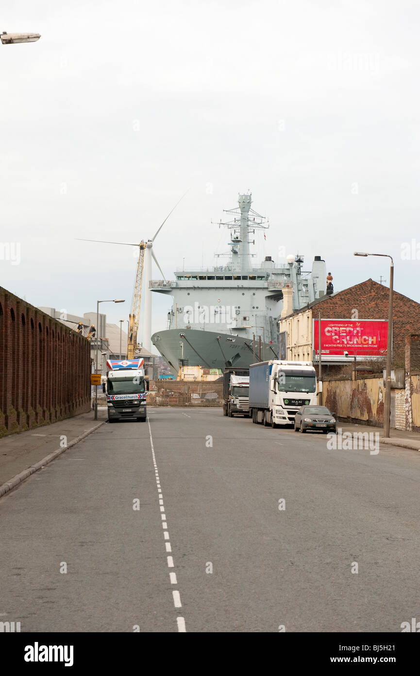 Große Marine Schiff am Ende der Straße in Liverpool docks Stockfoto