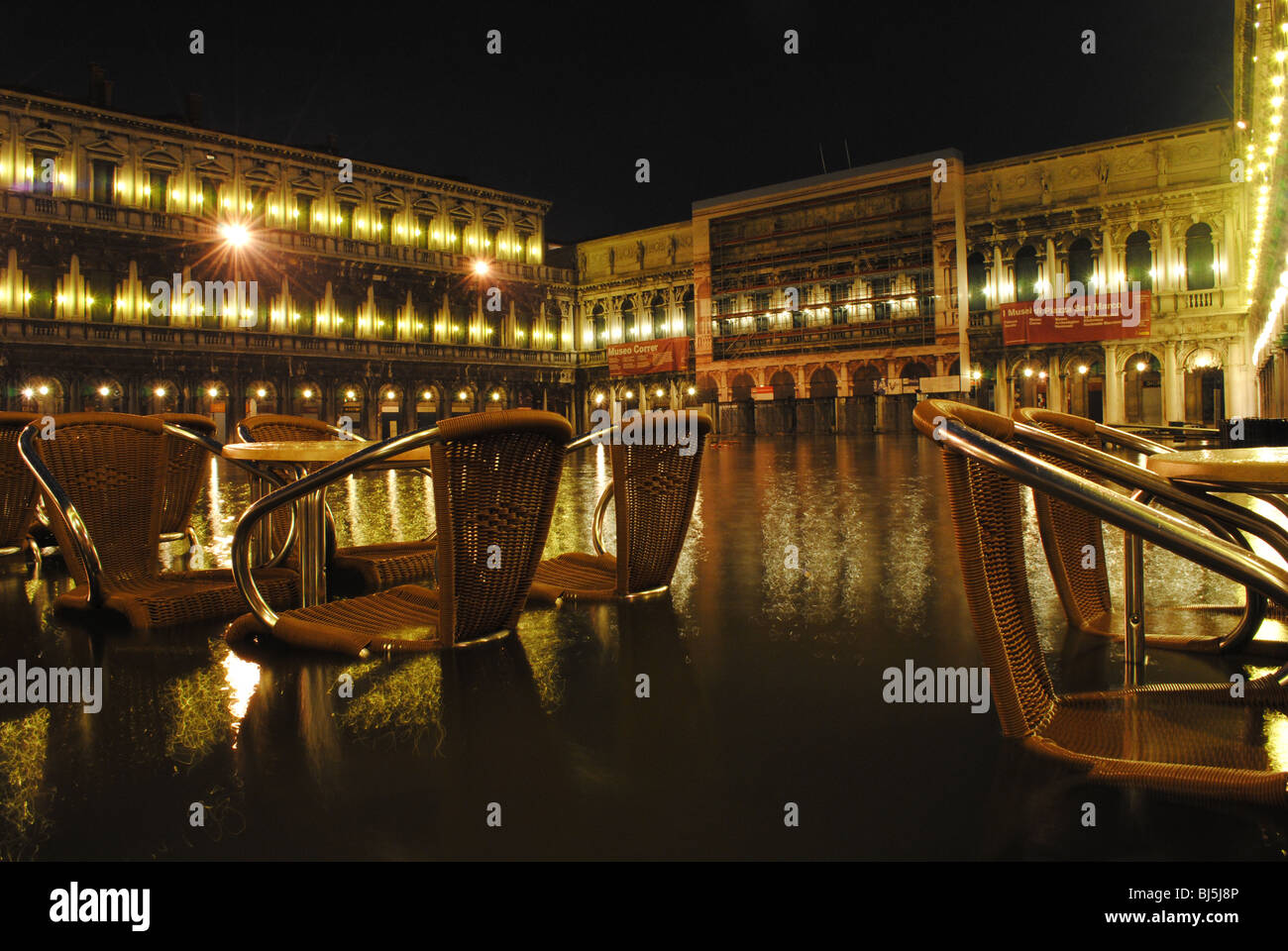 Überfluteten Tische und Stühle in der Nacht in Markusplatz entfernt, Venedig, Italien Stockfoto