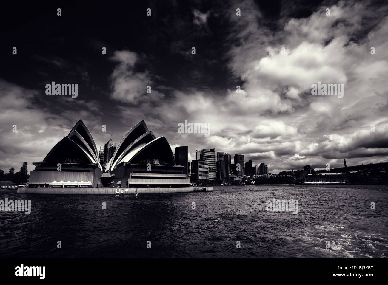 Sydney Opernhaus, stimmungsvolle Himmel über Stadt Sky Line, schwarz / weiß Bild Stockfoto