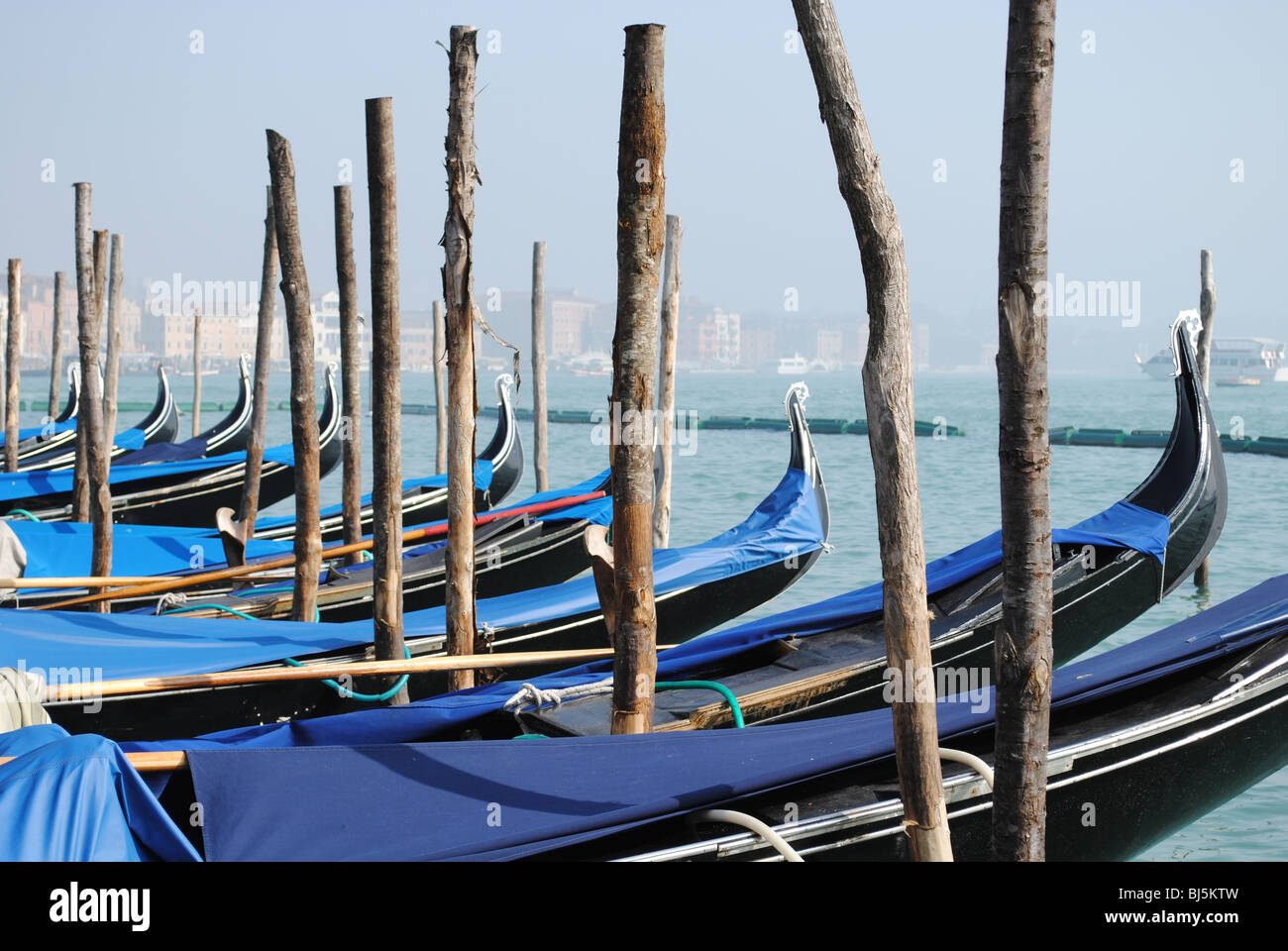 Gondeln in den Giudecca Kanal aus La Piazzetta. Venedig, Italien Stockfoto