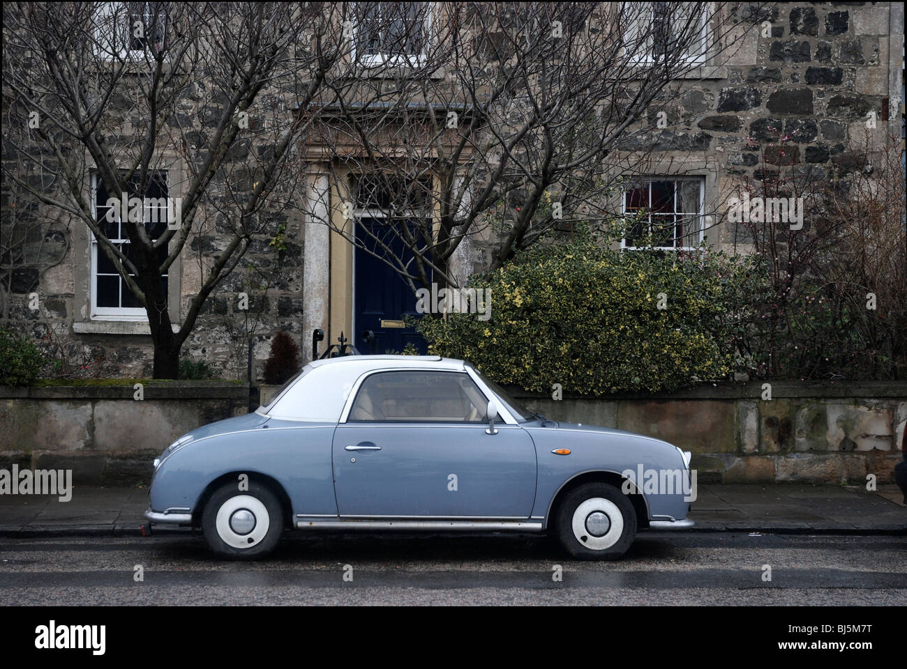 Eine blaue und weiße Nissan Figaro geparkt in der Nähe von Leith Links in Edinburgh Stockfoto