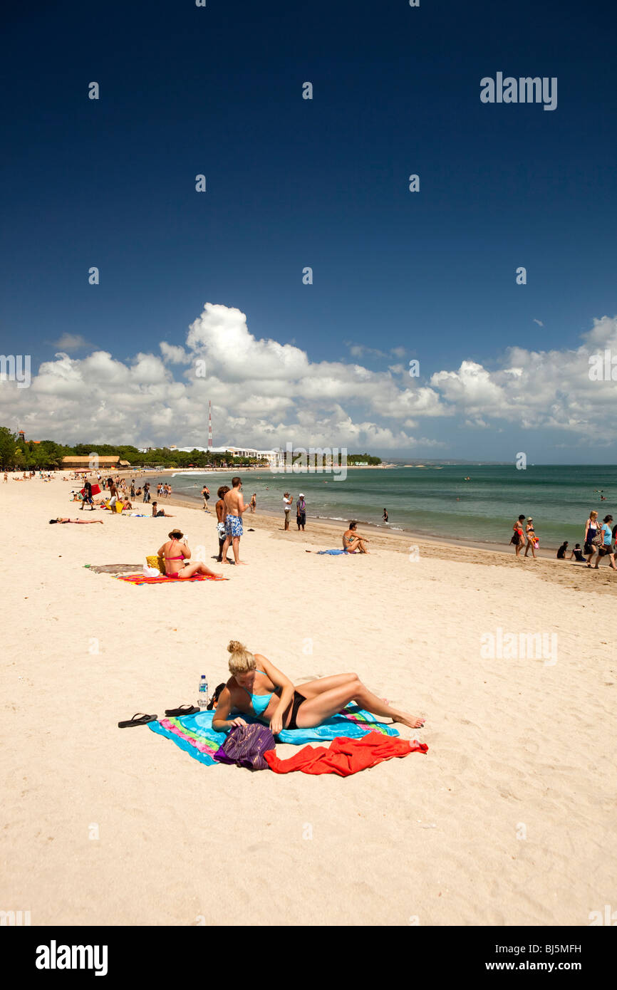Indonesien, Bali, Kuta, Strand, Leute, Sonnenbaden Stockfoto