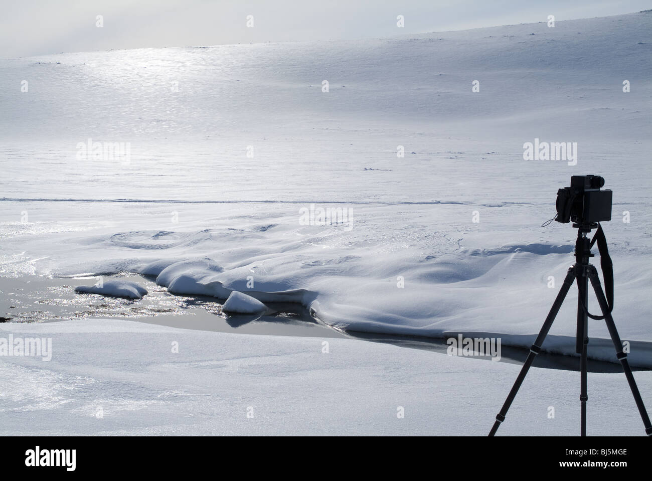 Schöne weiche verschneiten Drifts durch Fluss Kamera auf Stativ im Vordergrund Finnland Lappland Stockfoto