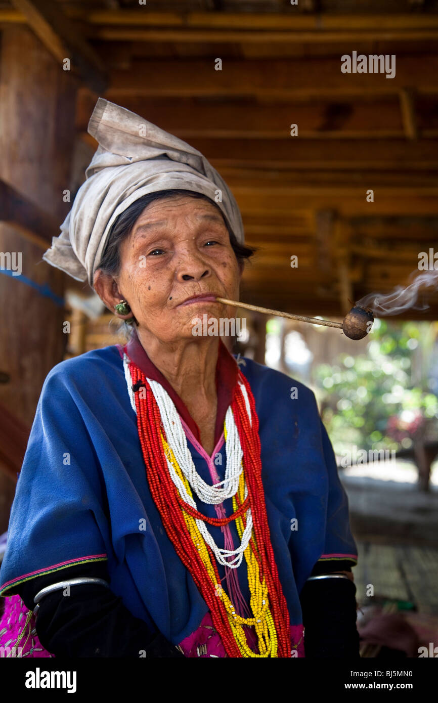Bunte weibliche handgewebte blaue Kleidung traditionelle Stammeskostüme der Menschen in Nordthailand. Thailändische ethnische Bergstämme PWO Karen, Lawa, Padaung Stockfoto