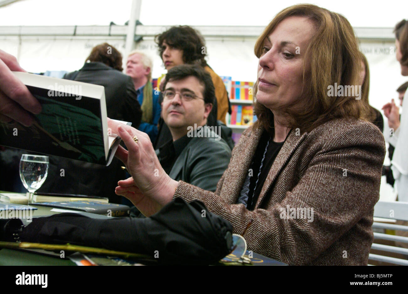 Rose Tremain Signierstunde in der Buchhandlung, wo die Autoren ihre Fans bei Hay Festival 2003 Hay on Wye Powys Wales UK treffen Stockfoto