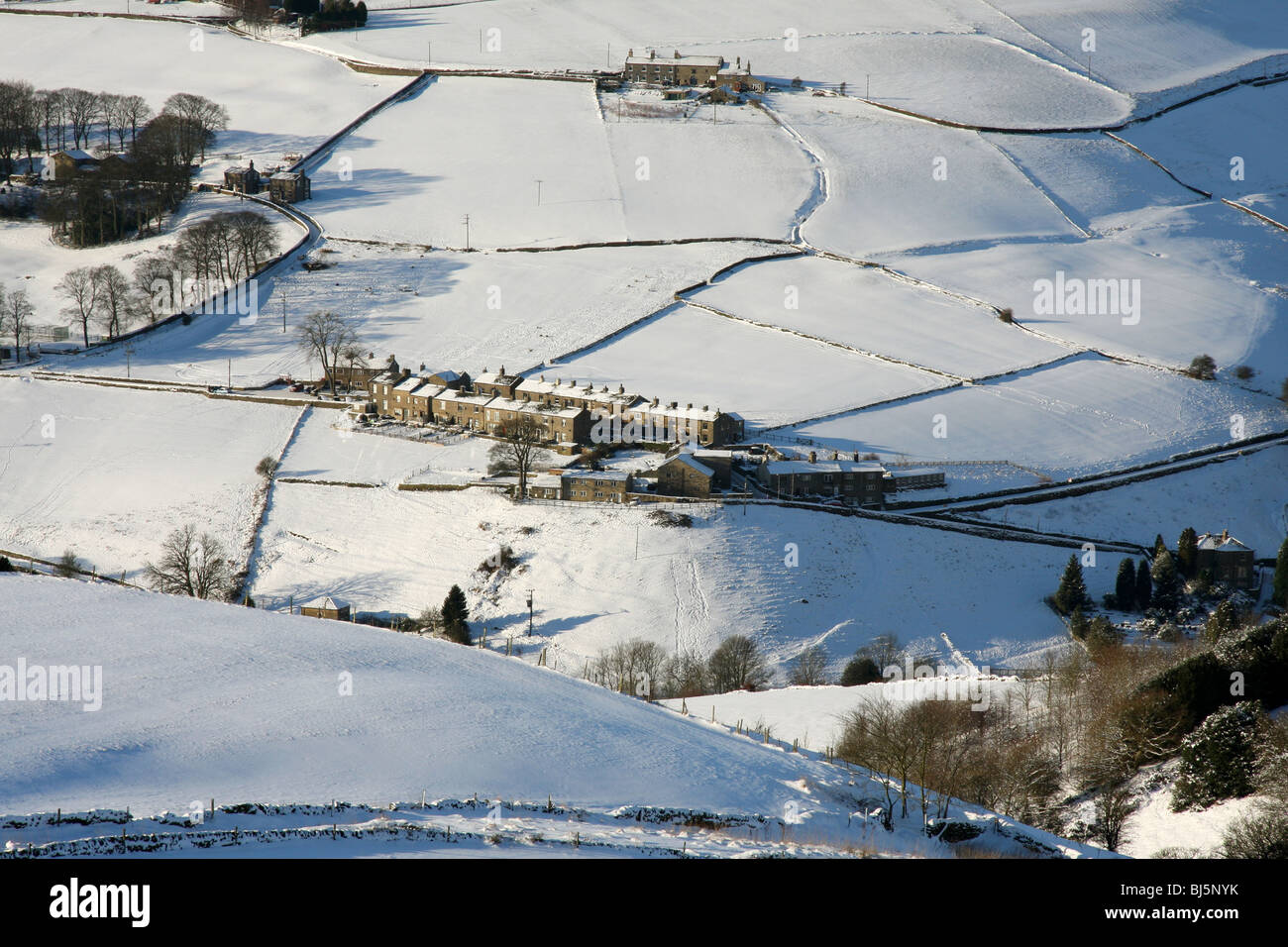 Ortsteil stand im Luddenden-Tal, Calderdale, unter Winterschnee Stockfoto