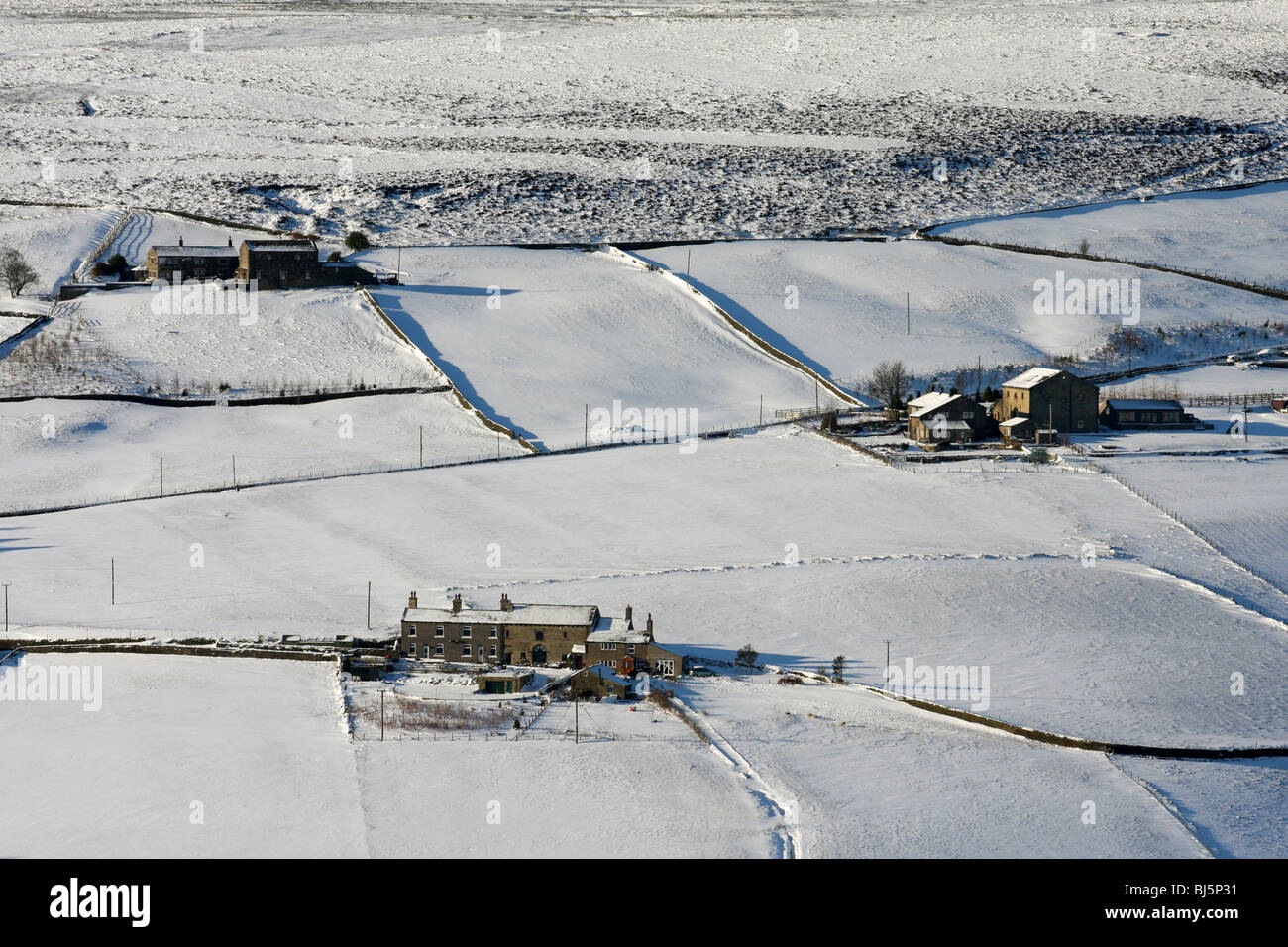 Einzelne Häuser in der Nähe stand, im Luddenden-Tal, Calderdale, unter Winterschnee Stockfoto