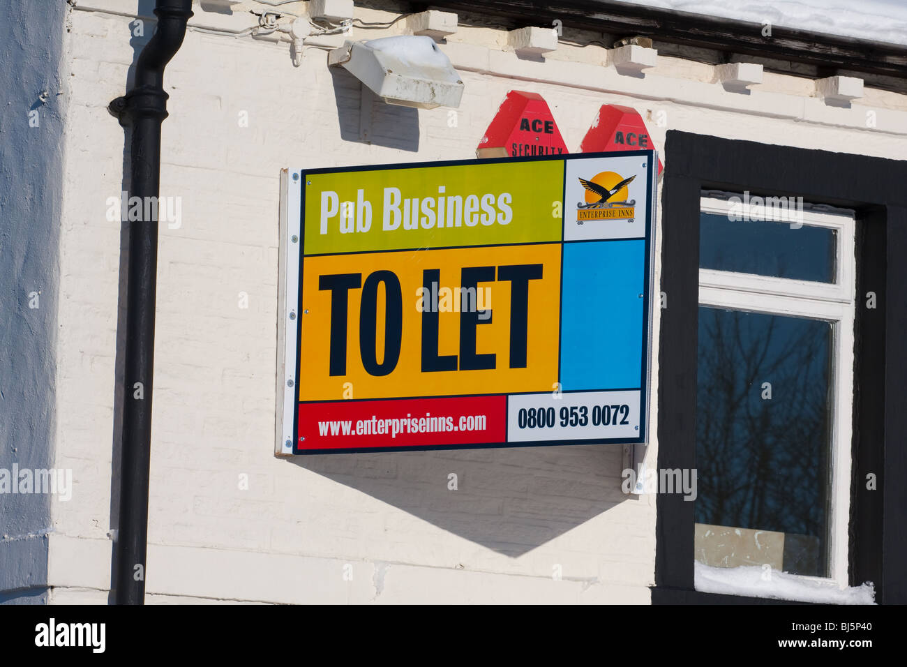 "Zu vermieten" Zeichen auf stillgelegten Public House Stockfoto