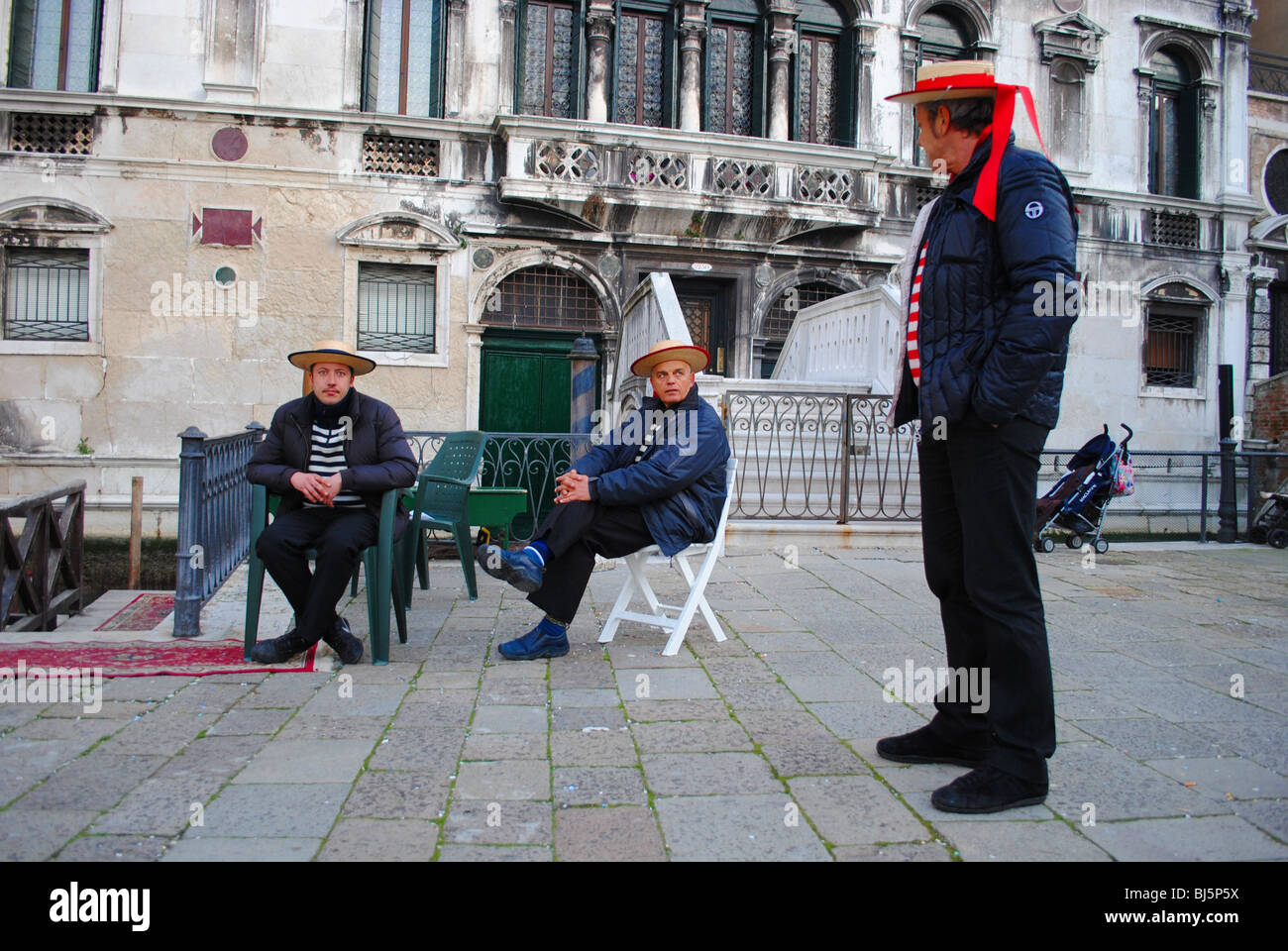 Gondolieri warten Geschäft neben einem Kanal in San Lio, Venedig, Italien Stockfoto