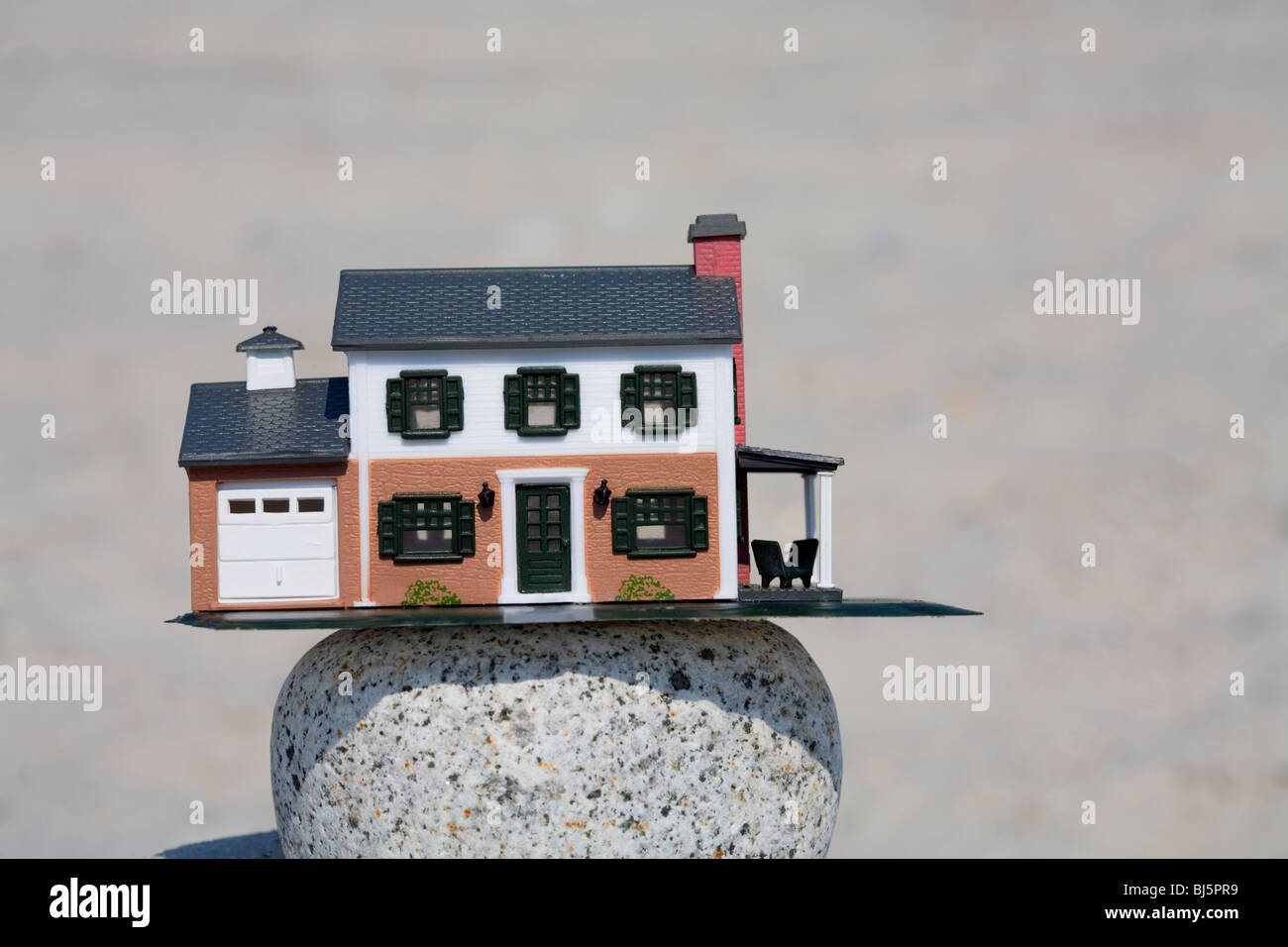 Ein kluger Mensch baut ein Haus auf einem Fels-Fundament Stockfoto