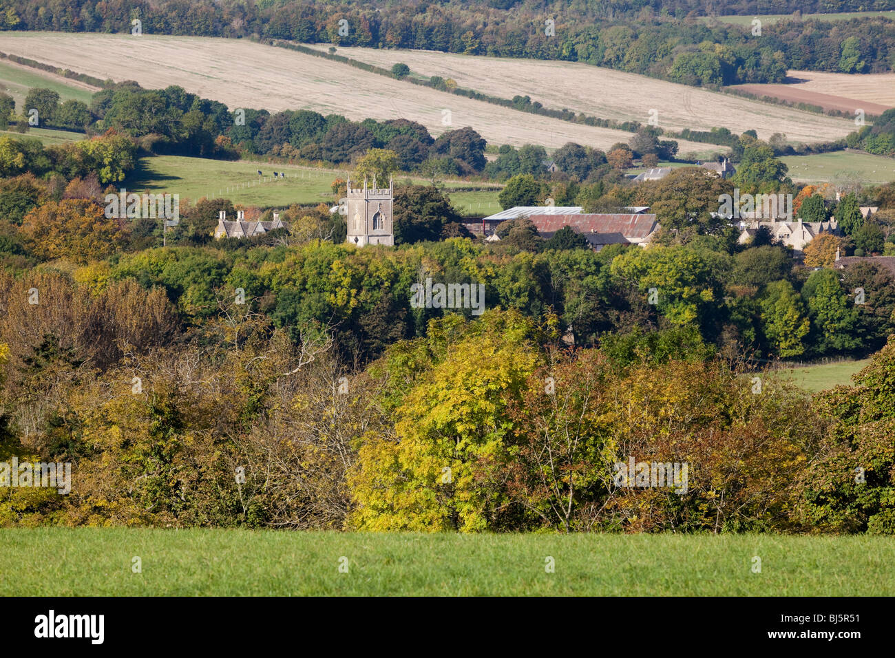 Die Turm von St. Michael & All Angels Kirche markiert die Position der Cotswold Dorf von Withington, Gloucestershire Stockfoto