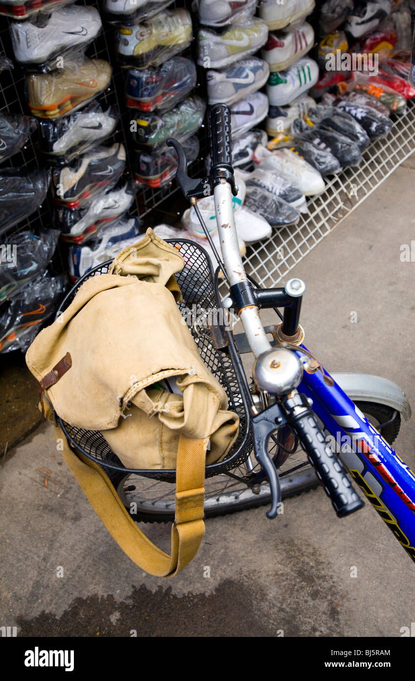 Fahrrad außerhalb eines Marktes stall verkaufen gefälschte Schuhe und Trainer, befindet sich in der berüchtigten Khao San Road. Stockfoto