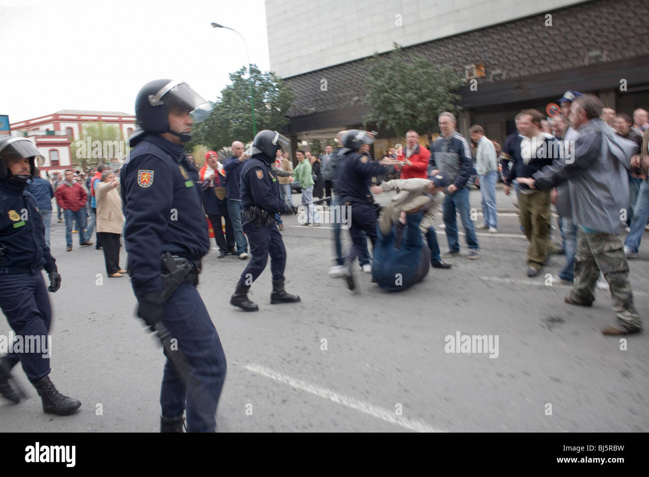 Fußball-Fans und Polizisten vor Ramon Sanchez Pizjuan Stadion, Sevilla, Spanien Stockfoto