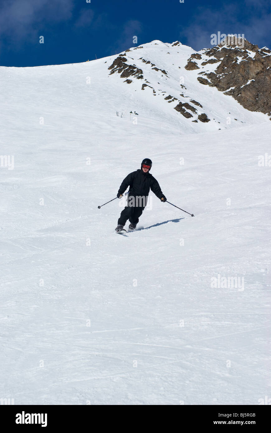 Mann, die Ausführung von Telemark Wende auf Ski-Hügel Stockfoto