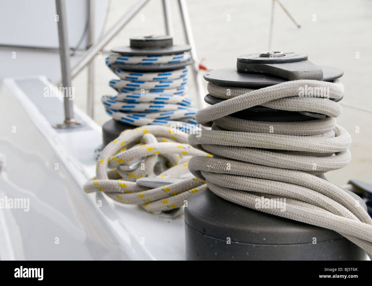 Seile gebunden an eine Winde auf einem Segelboot Stockfoto