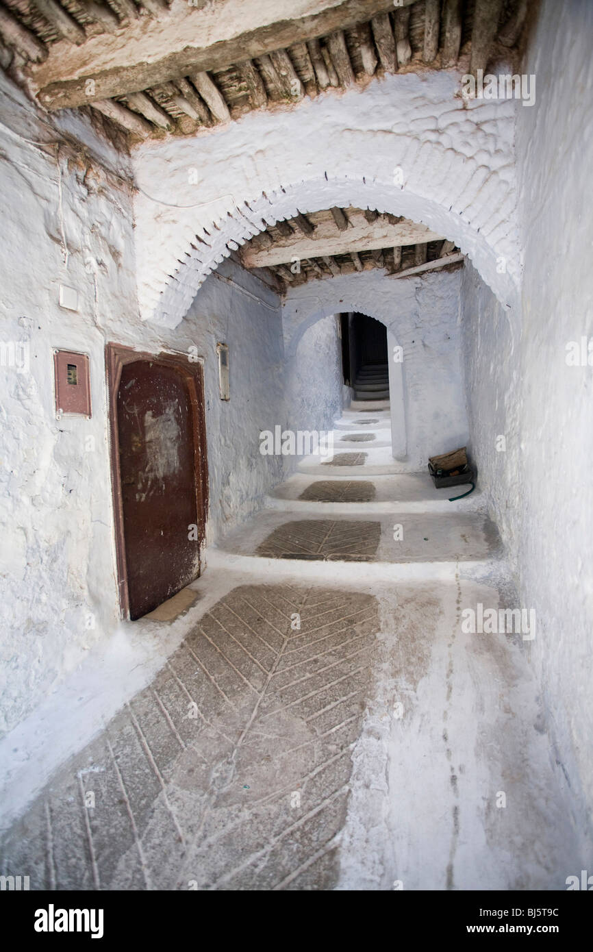 Gang unter Dach in Medina, Tetouan, Marokko Stockfoto