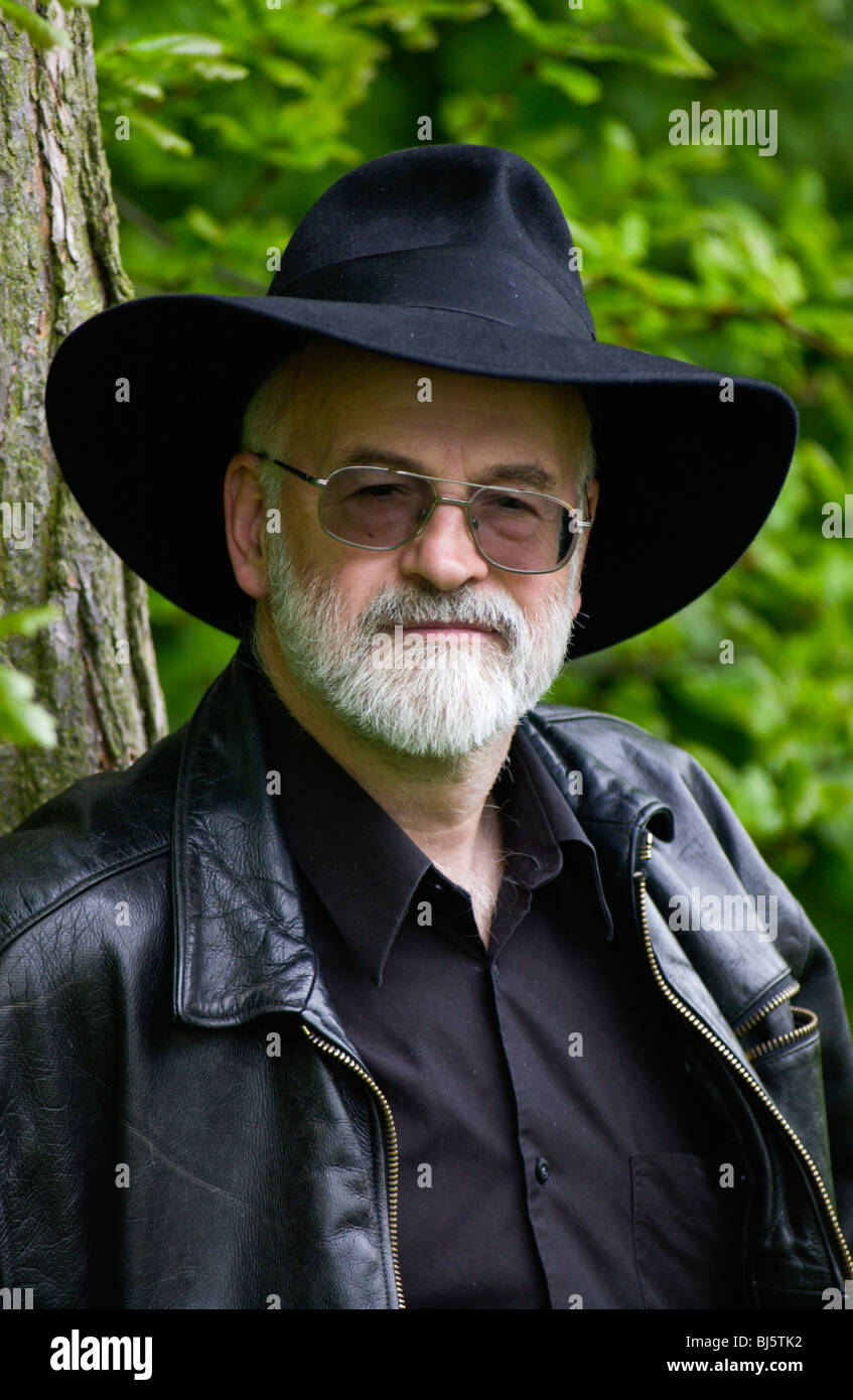 Terry Pratchett seine Marke schwarz Fedora Hut abgebildet in Landschaft in der Nähe von Hay-on-Wye Powys, Wales Stockfoto