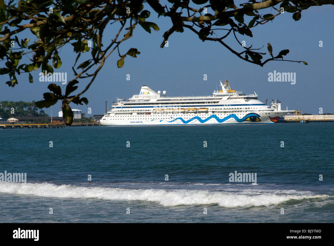 Die AIDAaura Kreuzfahrtschiff angedockt an Puerto Limon, Costa Rica. Stockfoto