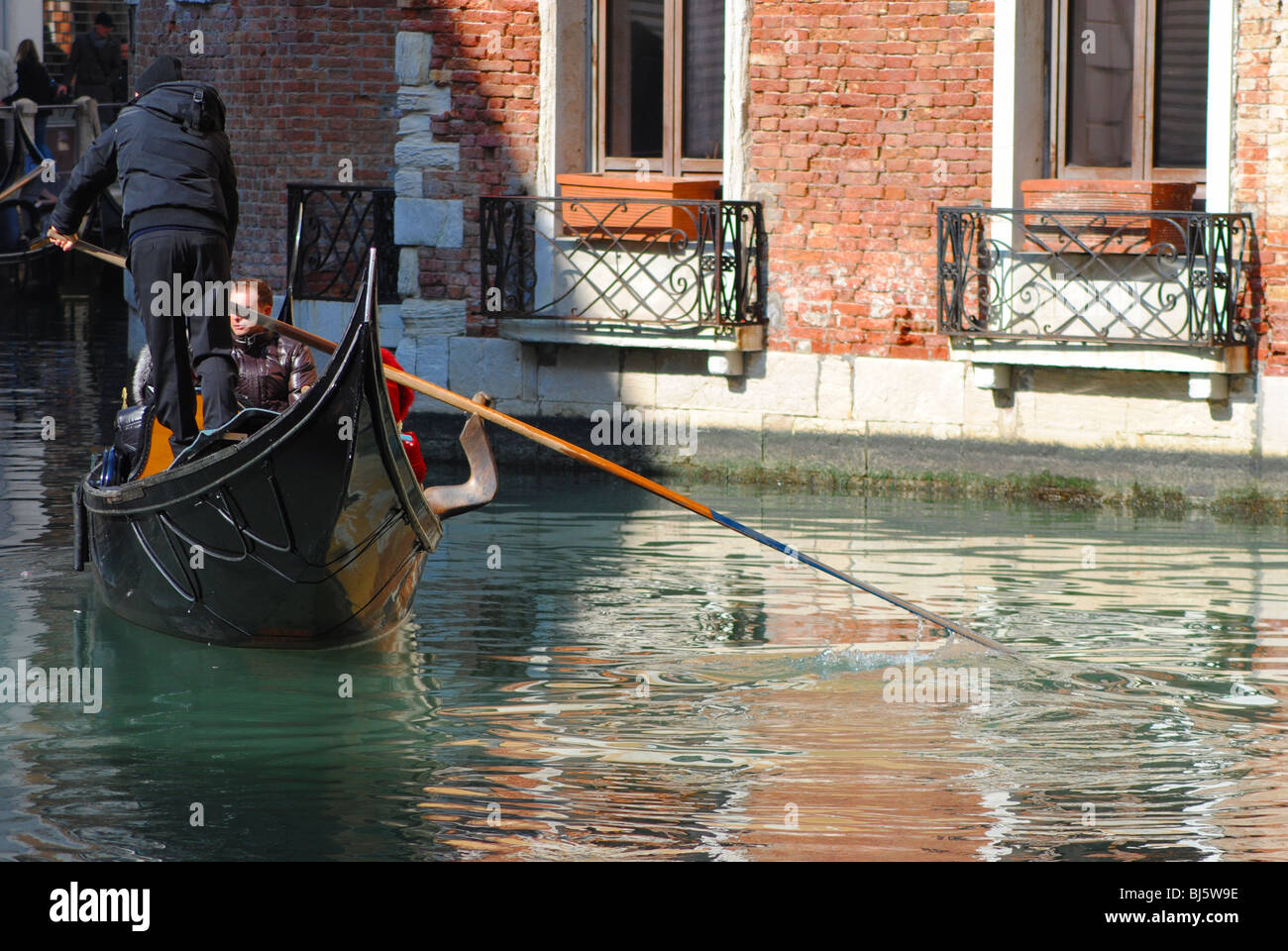 Eine Gondel in einem Kanal in der Nähe von Markusplatz entfernt, Venedig, Italien Stockfoto