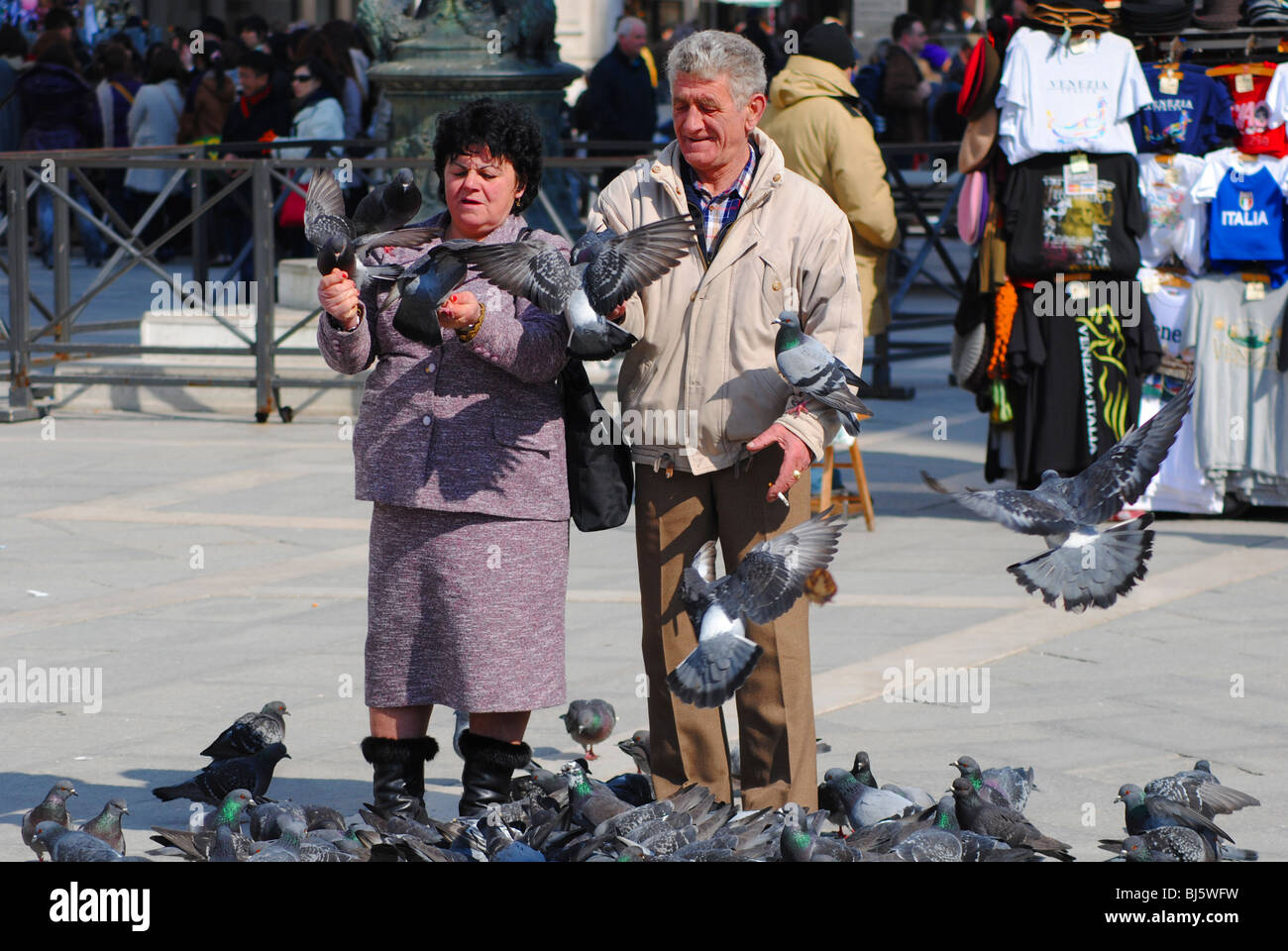Touristen füttern Tauben in Markusplatz entfernt, Venedig, Italien Stockfoto