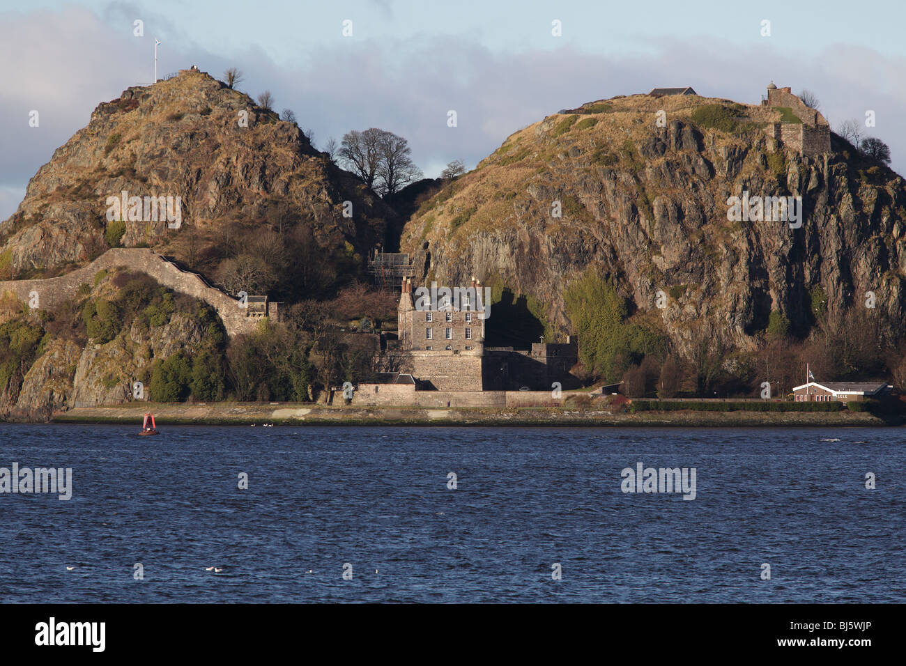 Dumbarton Rock und Dumbarton Castle am Fluss Clyde, West Dunbartonshire, Schottland, Großbritannien Stockfoto