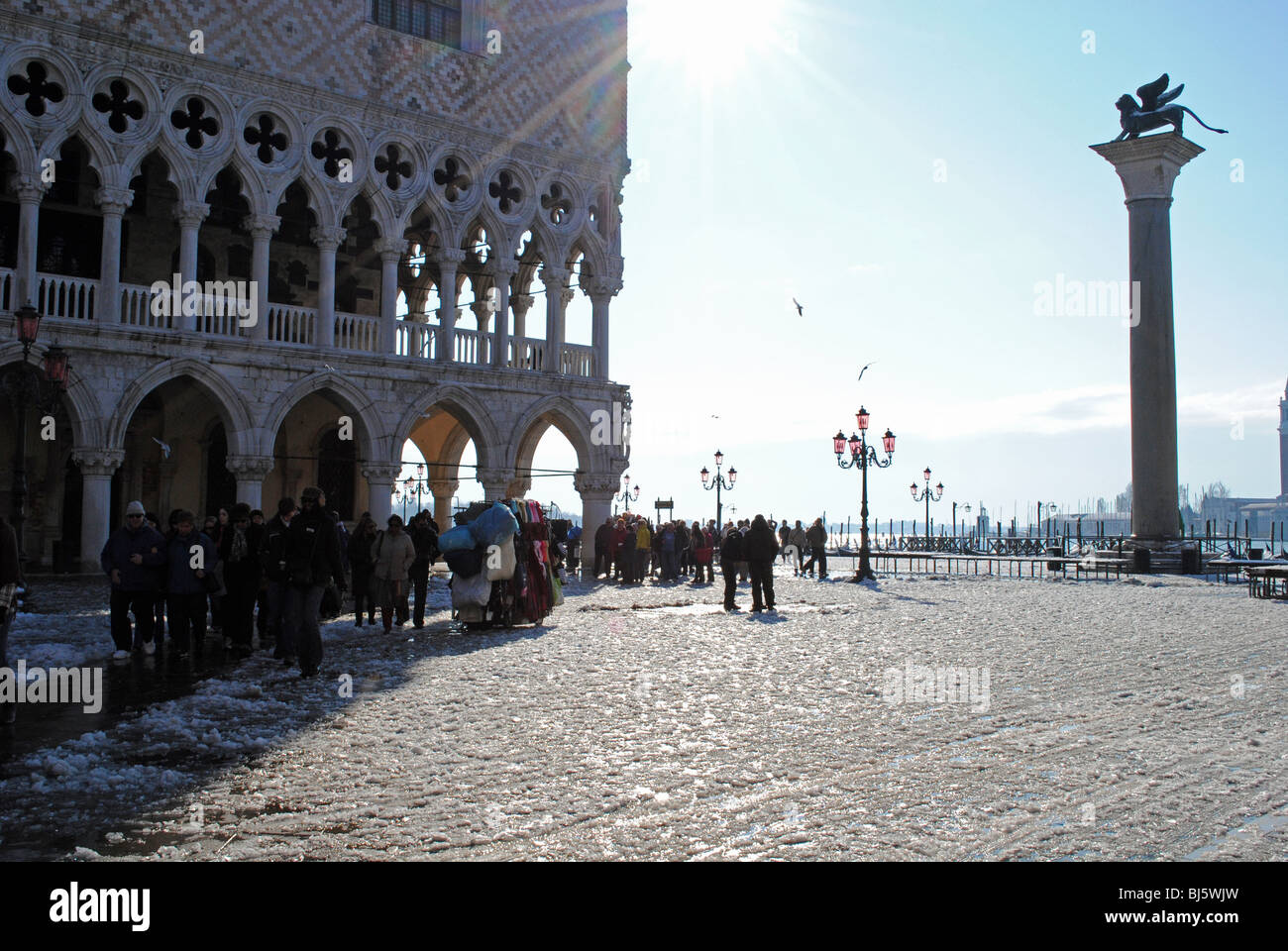 Schnee in St. Markus-Platz und der Piazzetta vor dem Dogenpalast, Venedig, Italien Stockfoto