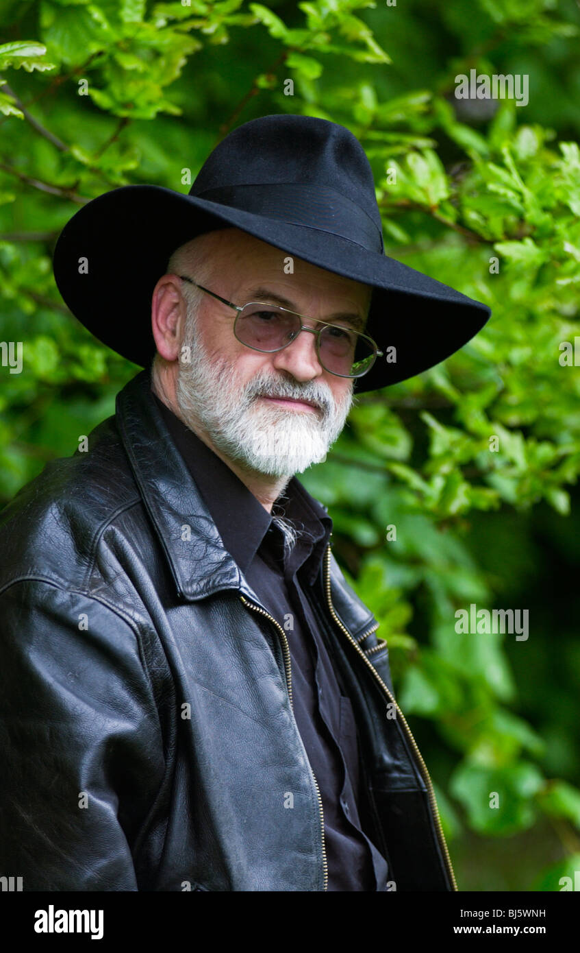 Terry Pratchett seine Marke schwarz Fedora Hut abgebildet in Landschaft in der Nähe von Hay-on-Wye Powys, Wales Stockfoto