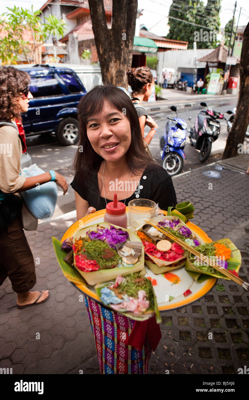 Indonesien, Bali, Kuta, Legian Straße, Frau platzieren Hindu täglich mit externen shop Stockfoto