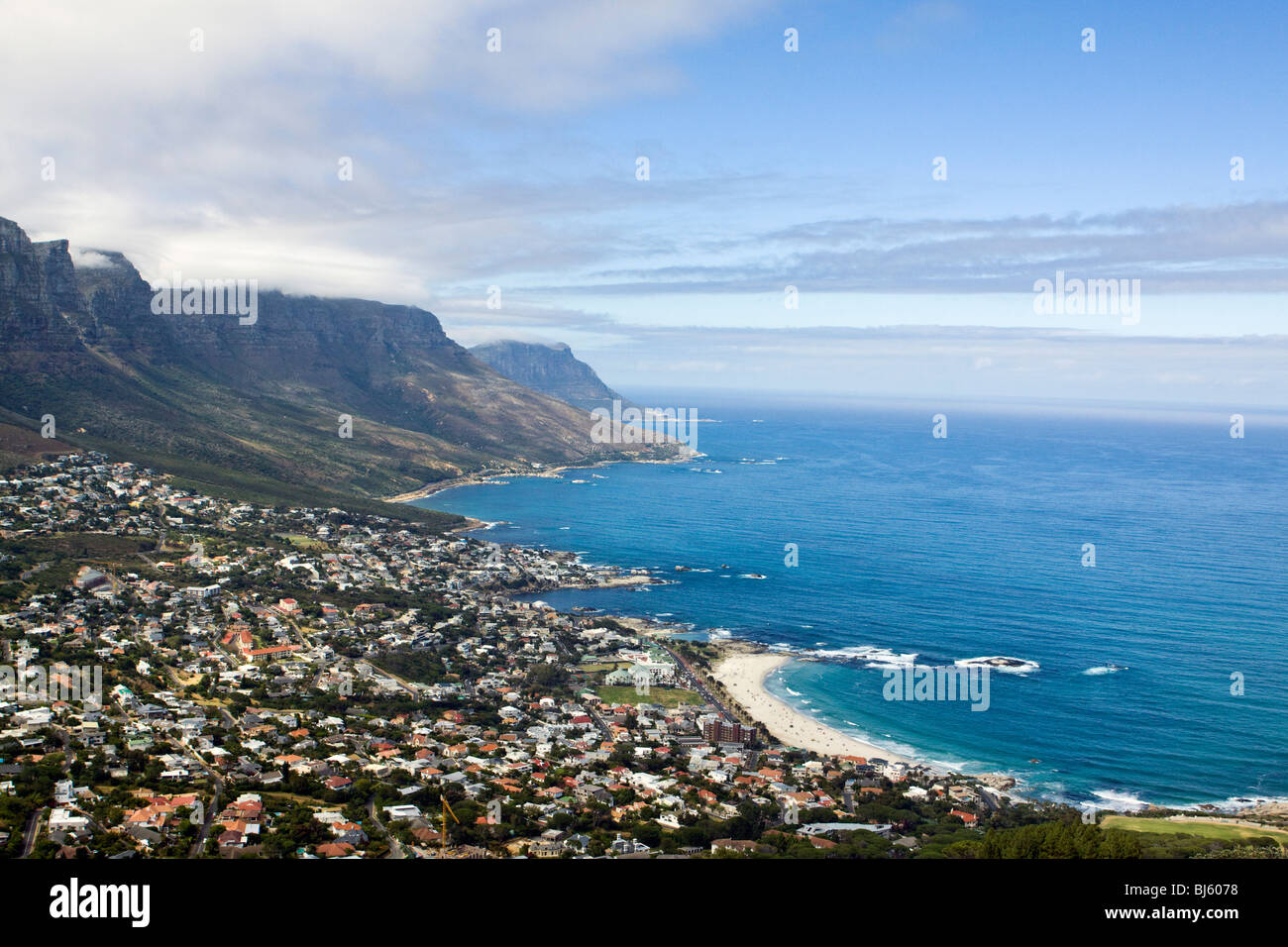 Camps Bay Beach in der Nähe von Kapstadt, in der Provinz Westkap von Südafrika, vom Löwenkopf aus gesehen Stockfoto