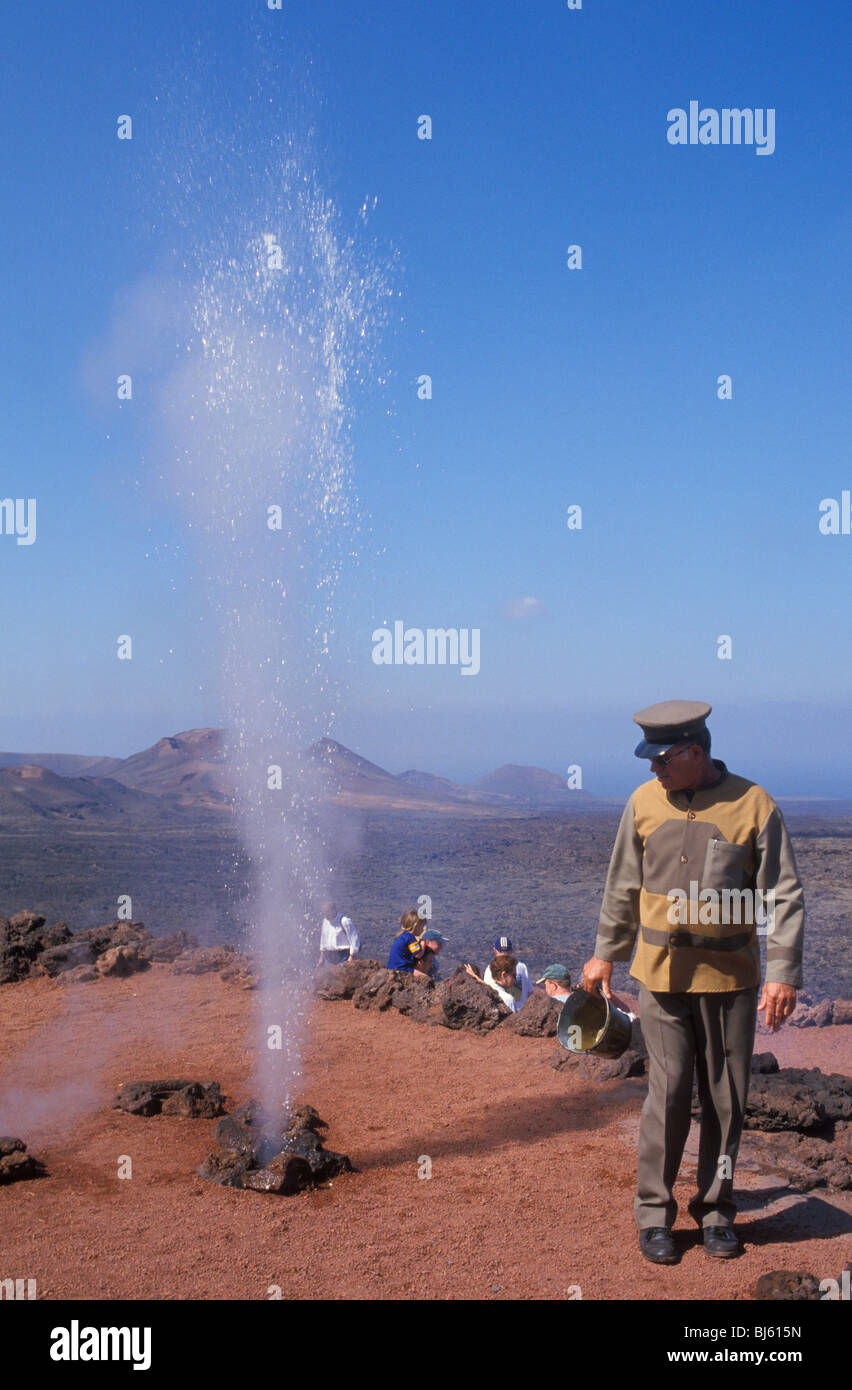 DAMPF-BRUNNEN, DEMONSTRATION FÜR TOURISTEN, NATIONALPARK TIMANFAYA, FEUERBERGE, LANZAROTE, KANARISCHE INSELN, SPANIEN Stockfoto