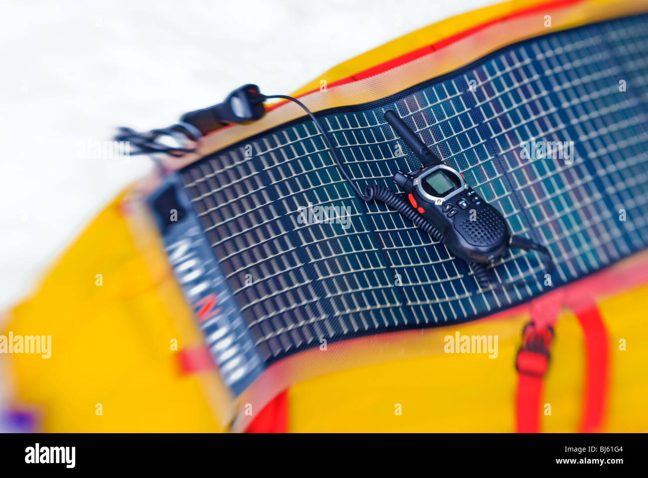 Tragbare Solar-Panel laden eine Radio im Hinterland, Sequoia Nationalpark, Kalifornien Stockfoto