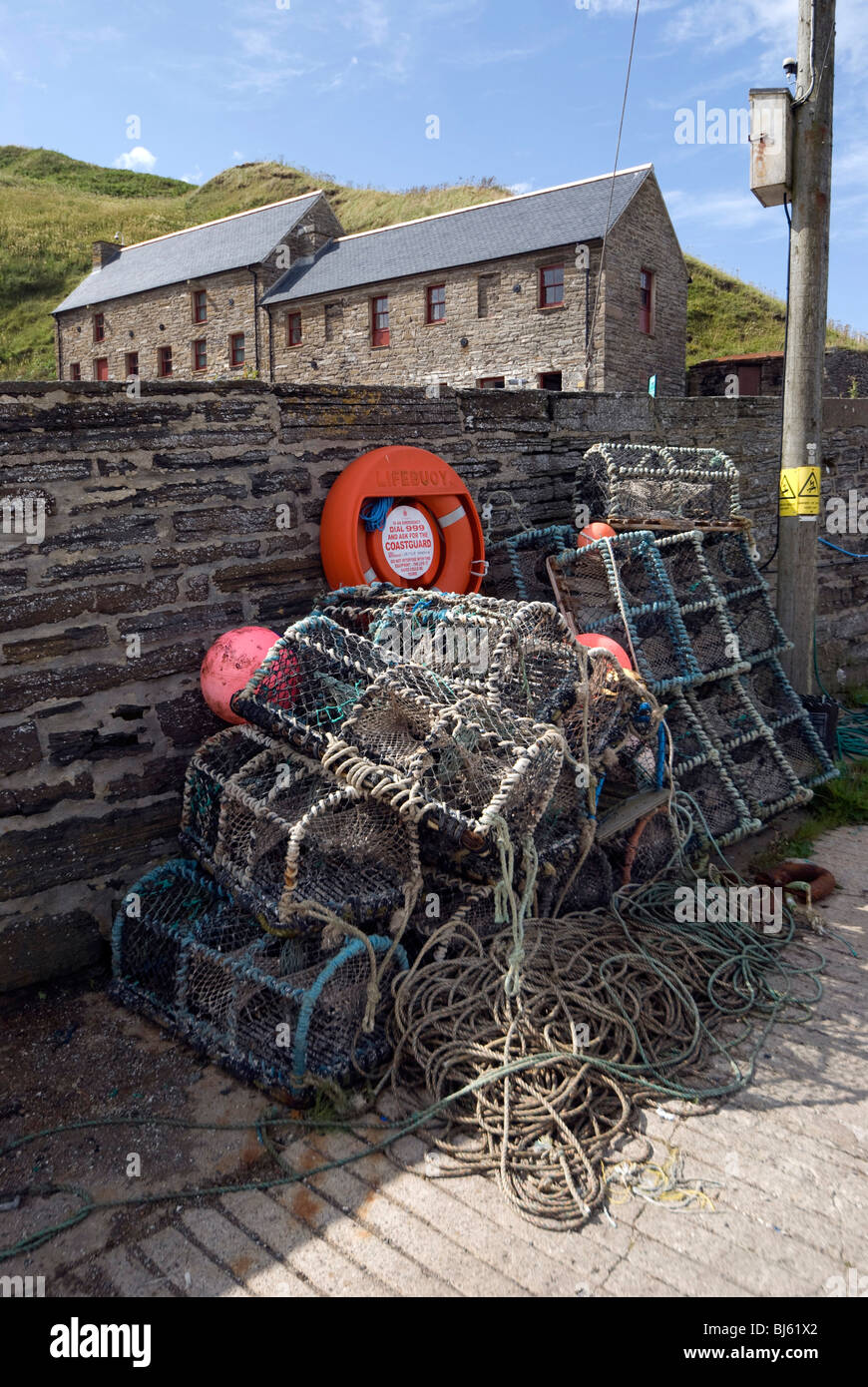 Hummer-Töpfe am Hafen von Lybster, in der Nähe von Wick im Nordosten von Schottland. Stockfoto