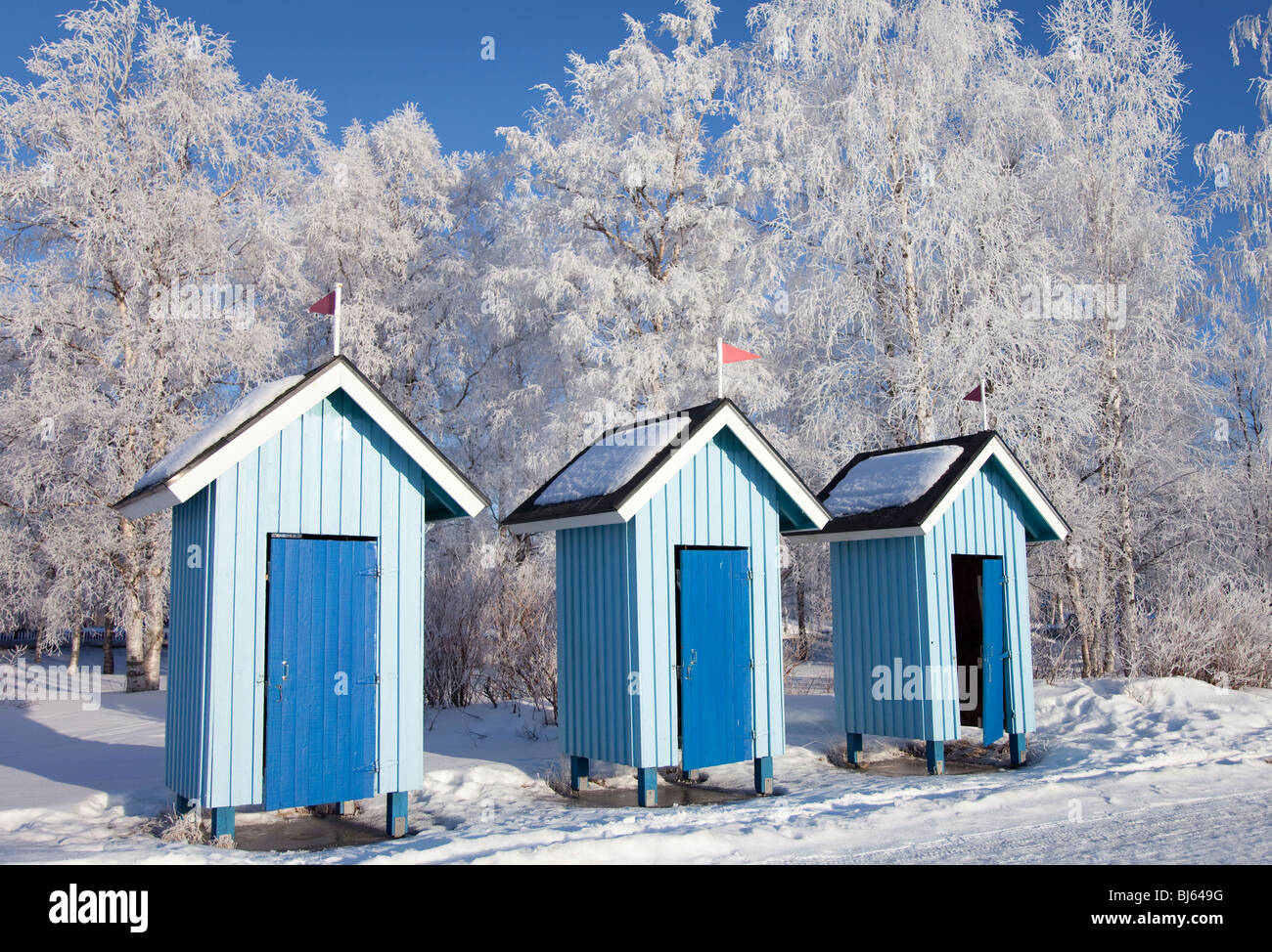 Blau, Umkleidekabinen am Strand im Winter, Finnland Stockfoto