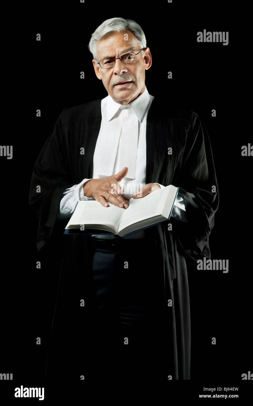 Anwalt hält ein Gesetzbuch Stockfoto