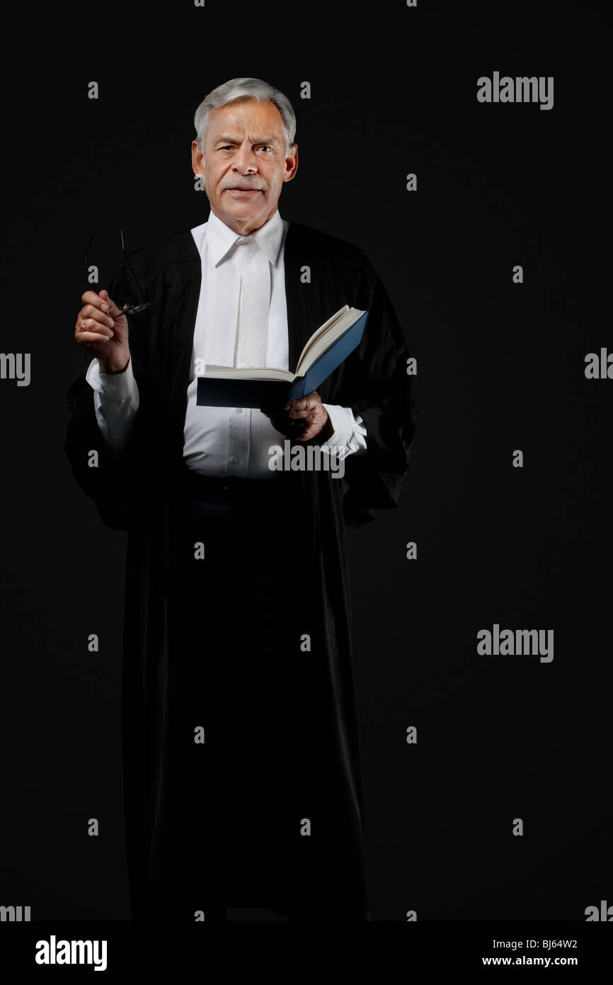 Anwalt hält ein Gesetzbuch Stockfoto
