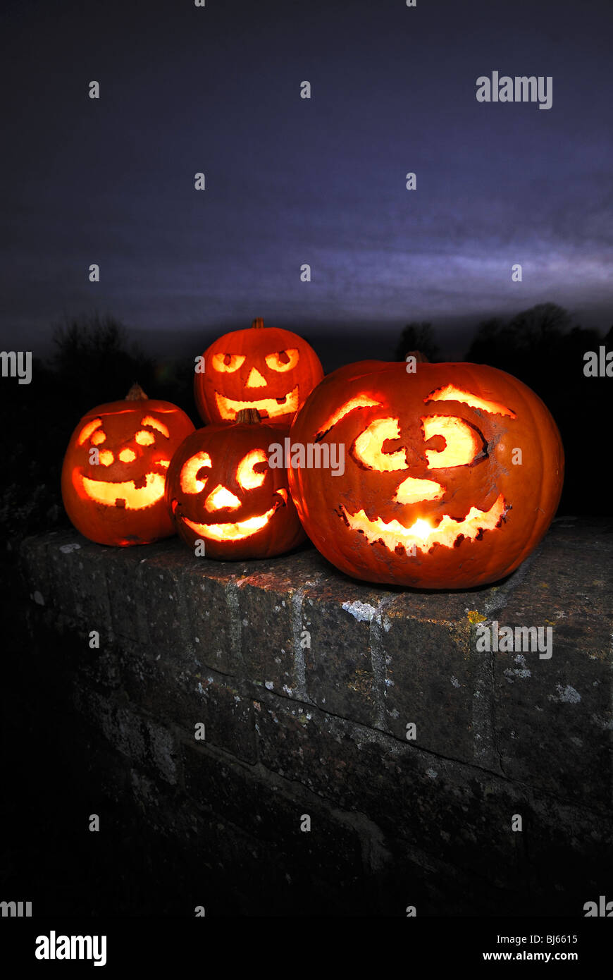 Ausgehöhlte Kürbisse geschnitzt mit glücklichen Gesichtern und mit Lichter brennen darin, Herbst. November 2008 Stockfoto