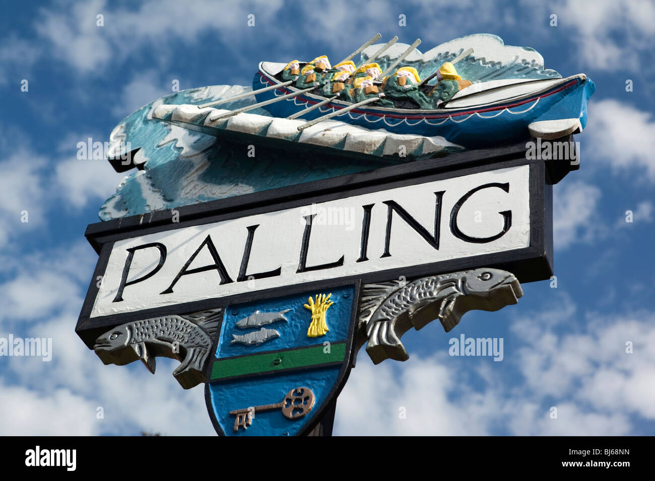 Großbritannien, England, Norfolk, Sea Palling Dorf Schild zeigt Rettungsboot Stockfoto