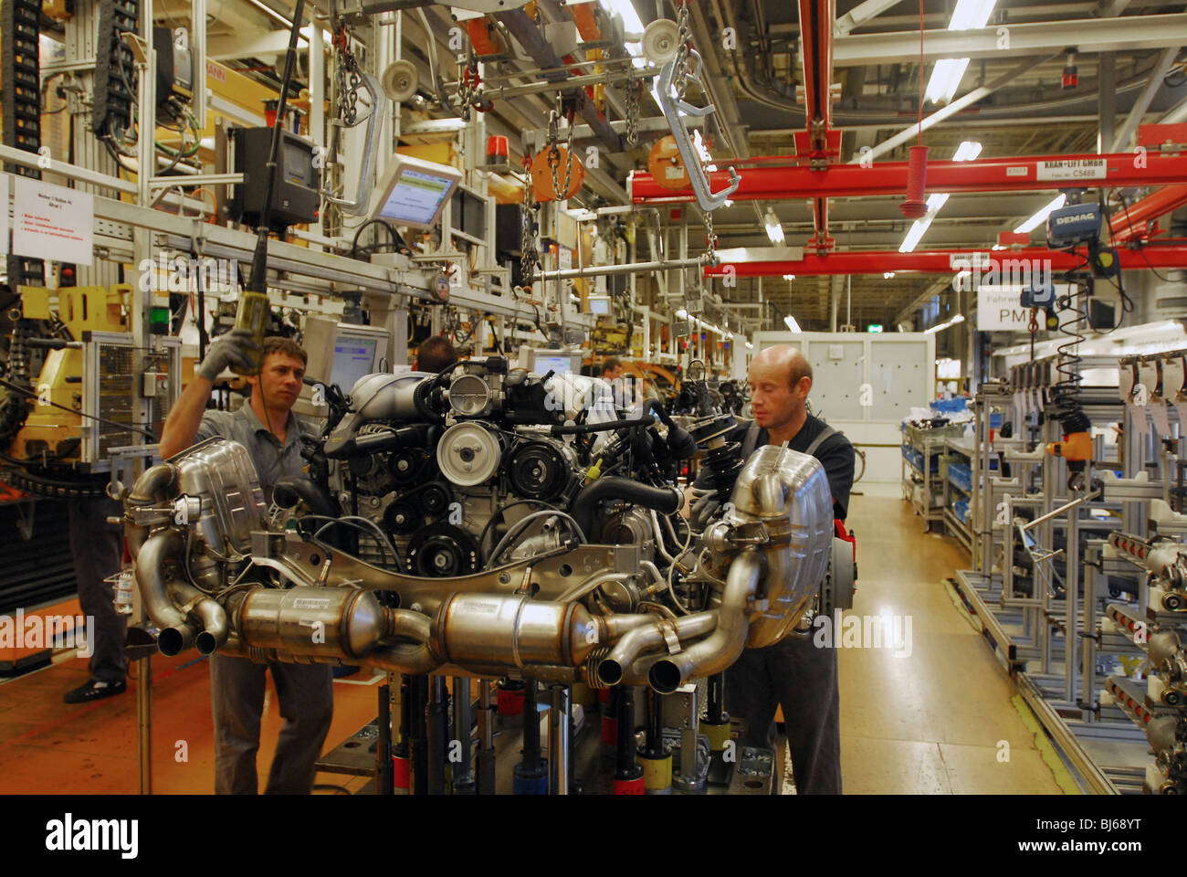 Montage der Porsche Carrera-Motor im Werk in Stuttgart-Zuffenhausen, Deutschland Stockfoto