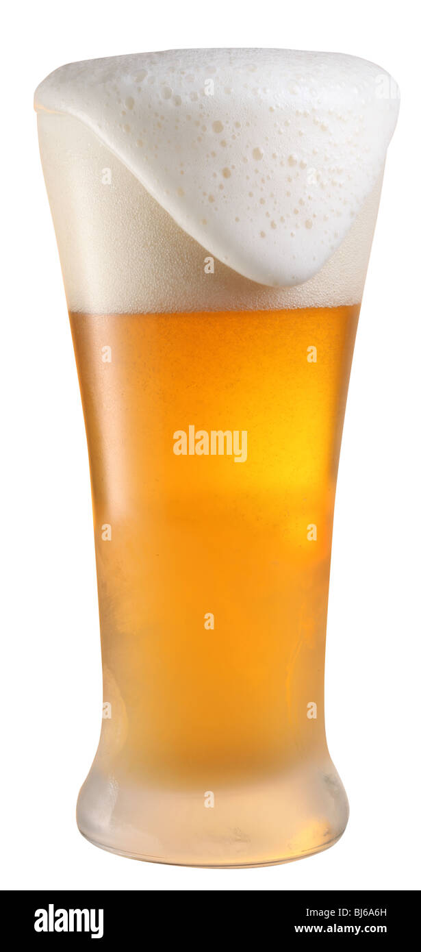 Glas Bier auf weißem Hintergrund Stockfoto