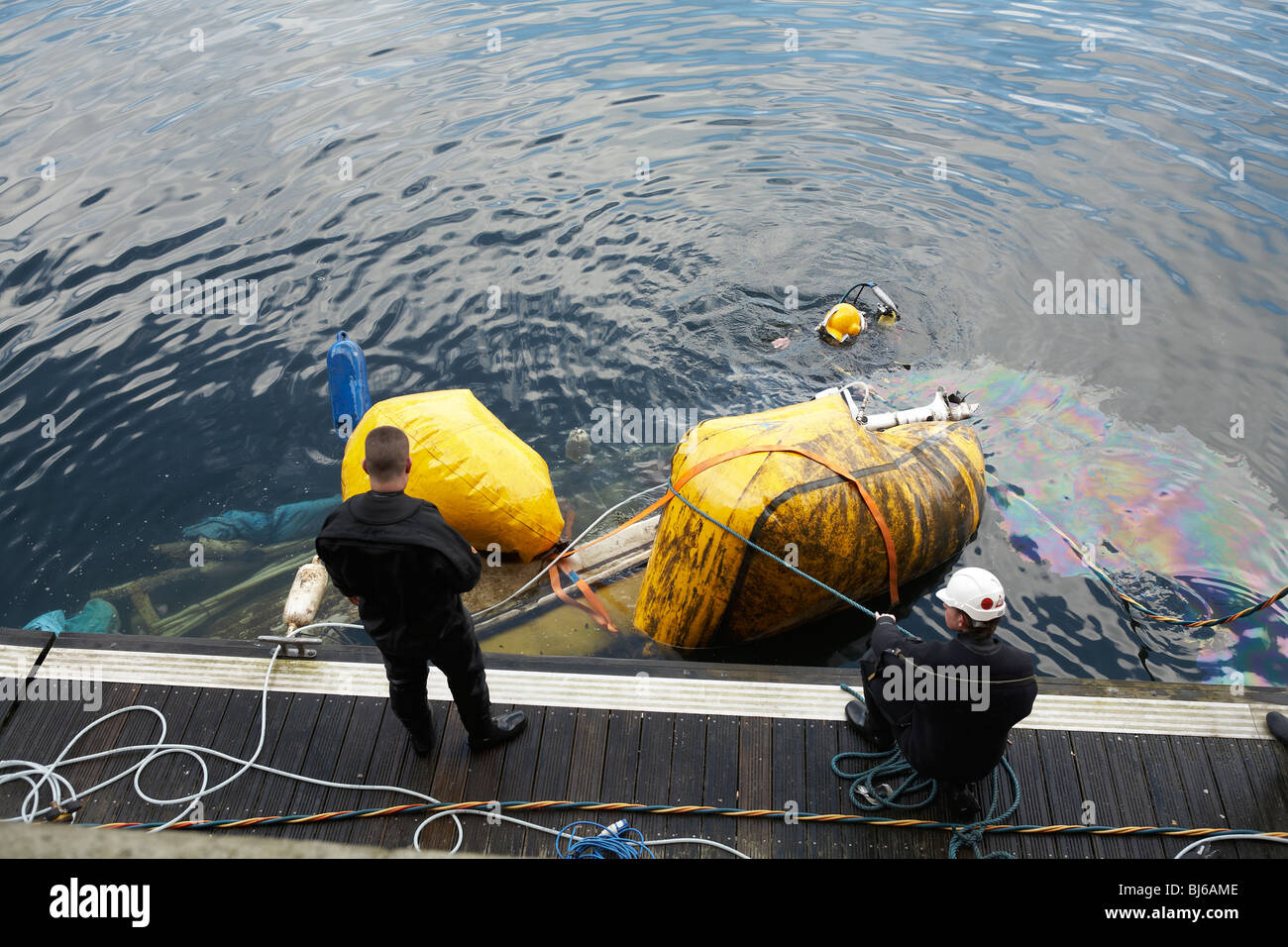 Kommerzielle Taucher erholt versunkenen Boot Albert Dock Liverpool Merseyside UK Stockfoto