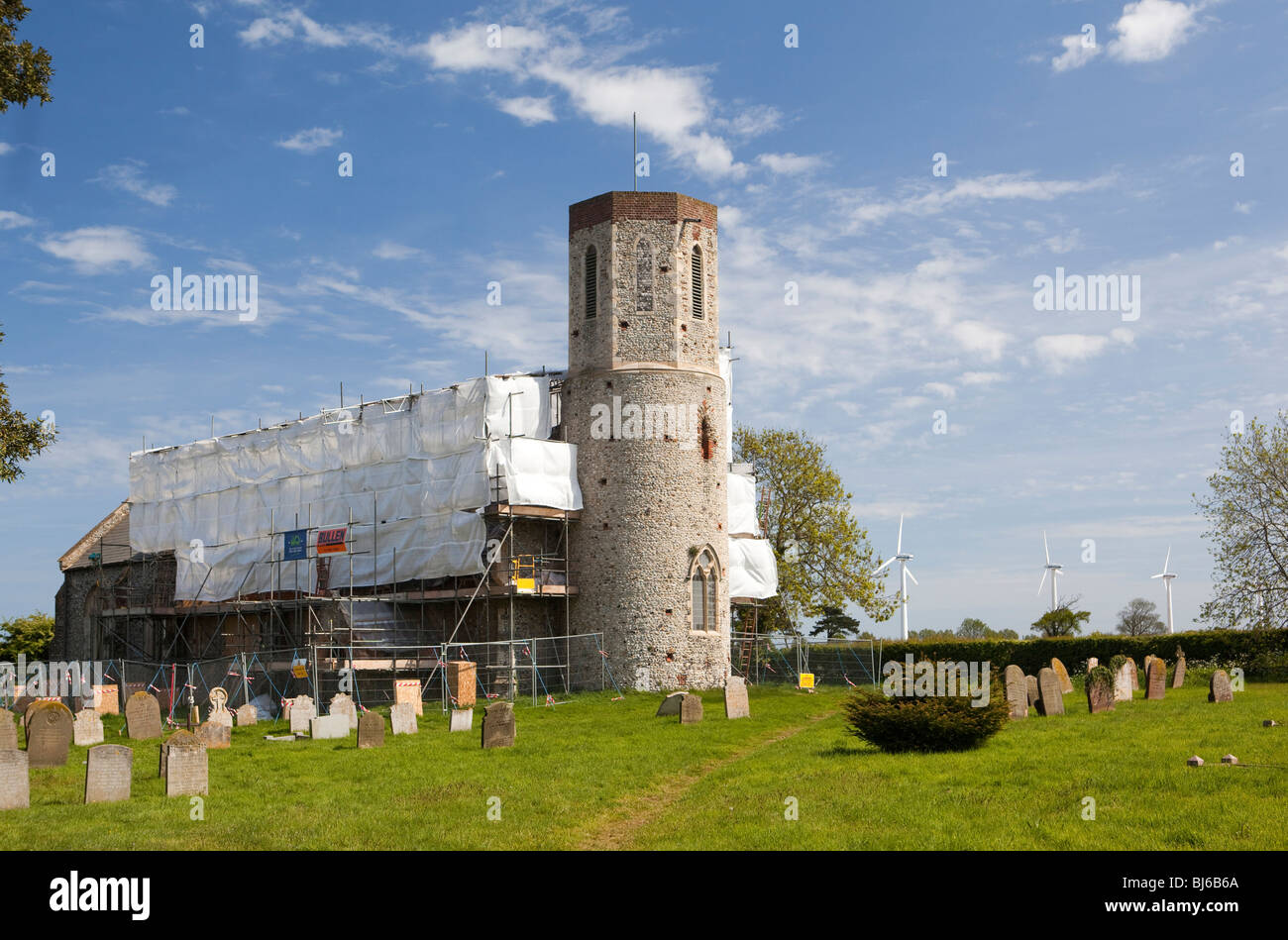 Großbritannien, England, Norfolk, West Somerton, St Marys Kirche thatched Dach wiederhergestellt wird Stockfoto