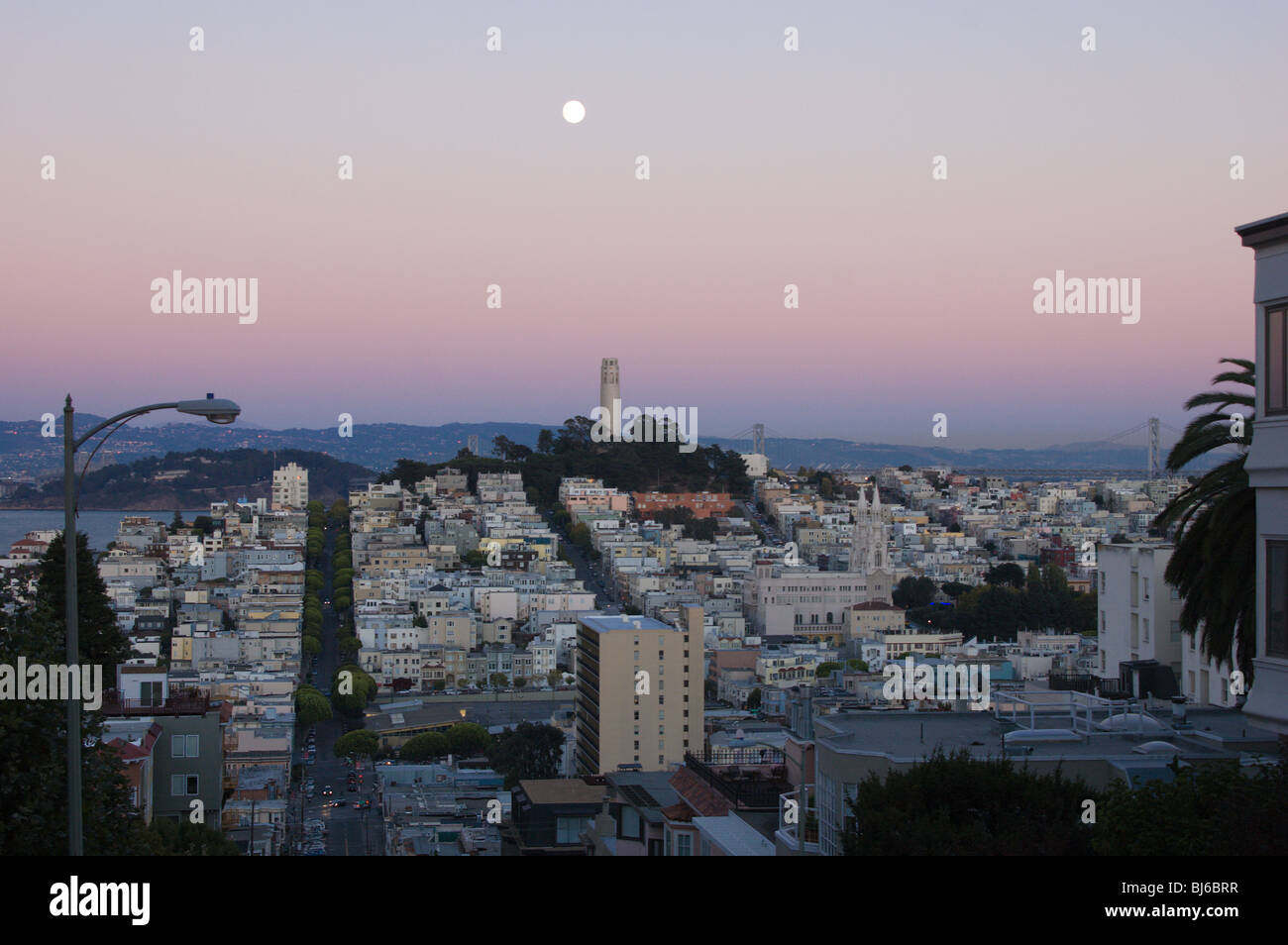 Coit Tower und Telegraph Hill in San Francisco, mit Vollmond Stockfoto