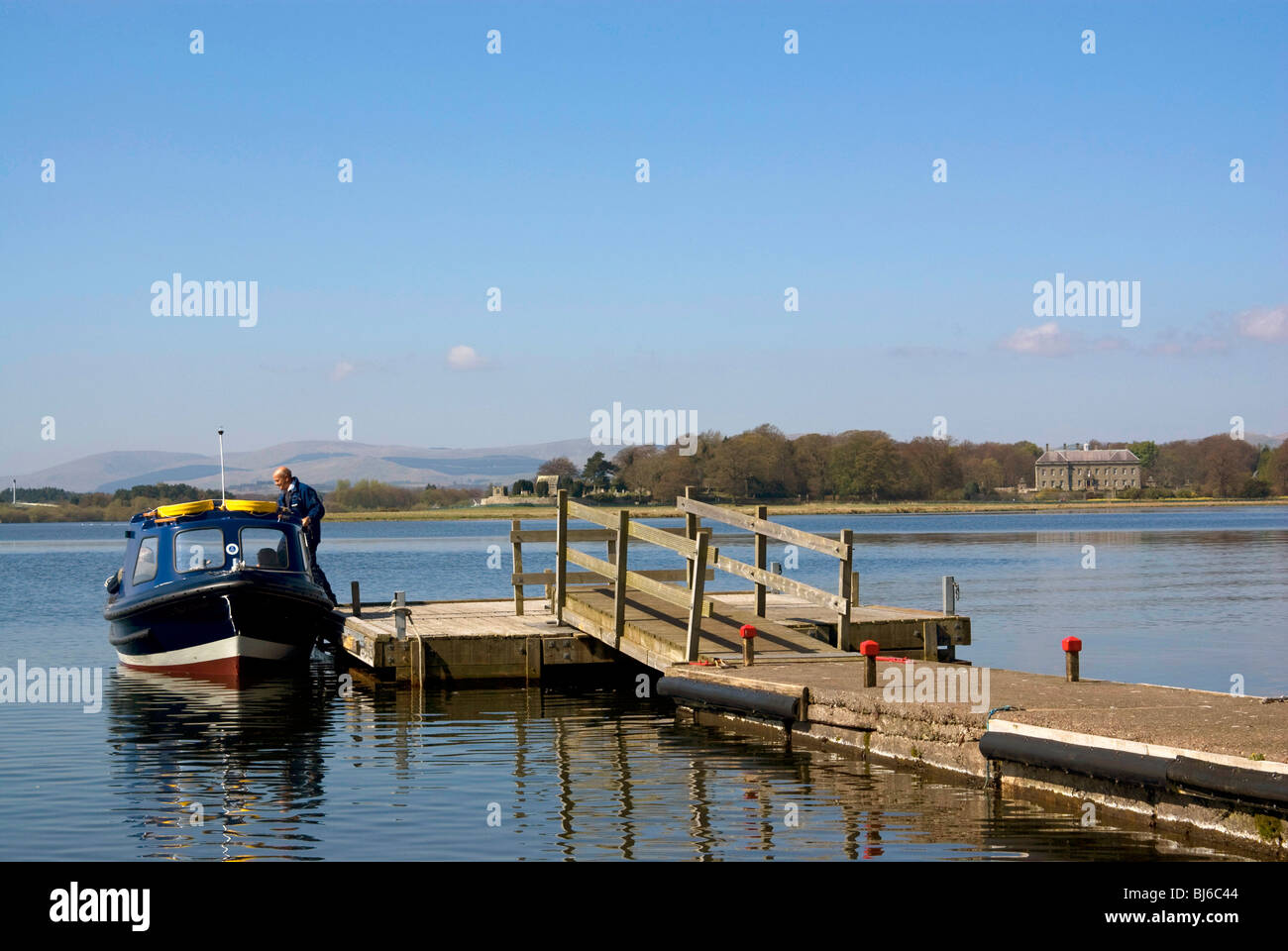 Das Boot um Besucher auf die Burg auf der Insel im Loch Leven, Kinross, Fife, Fähre von der Insel gesehen. Stockfoto